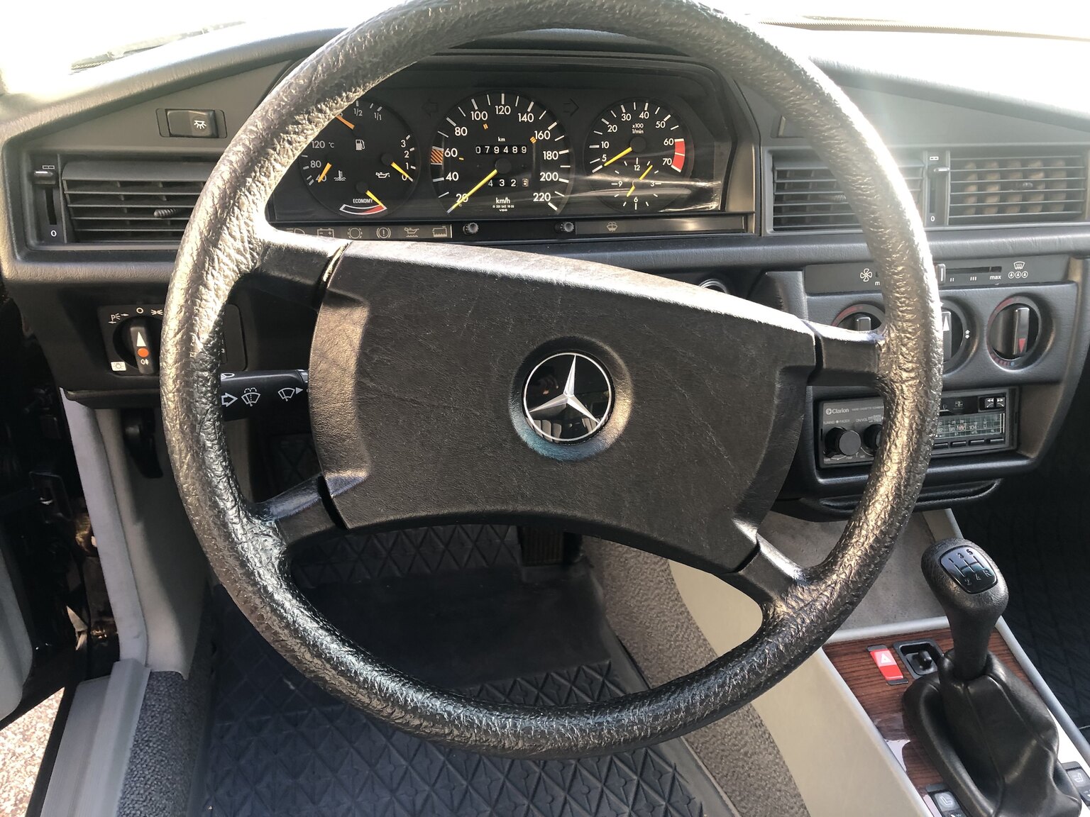 Innenraumfoto von 1986 Mercedes-Benz 190E