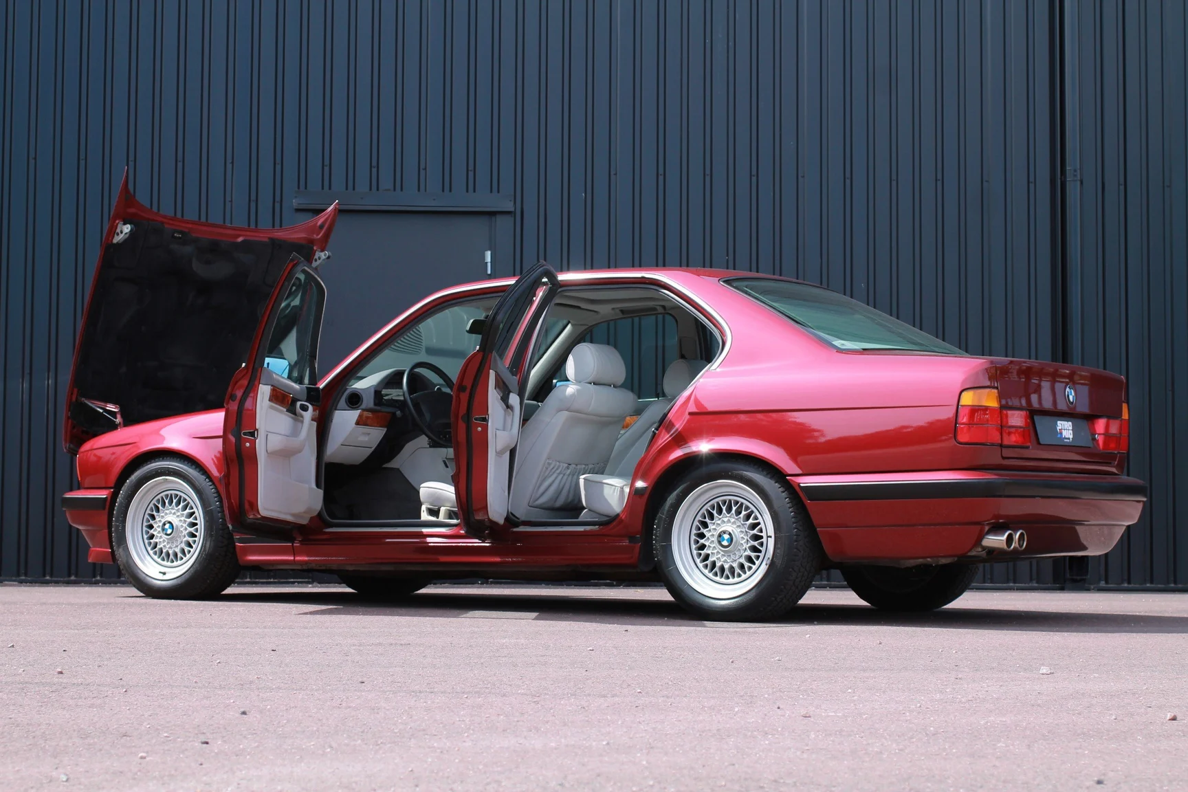 Exterior image of 1993 BMW 540i Sedan (38)