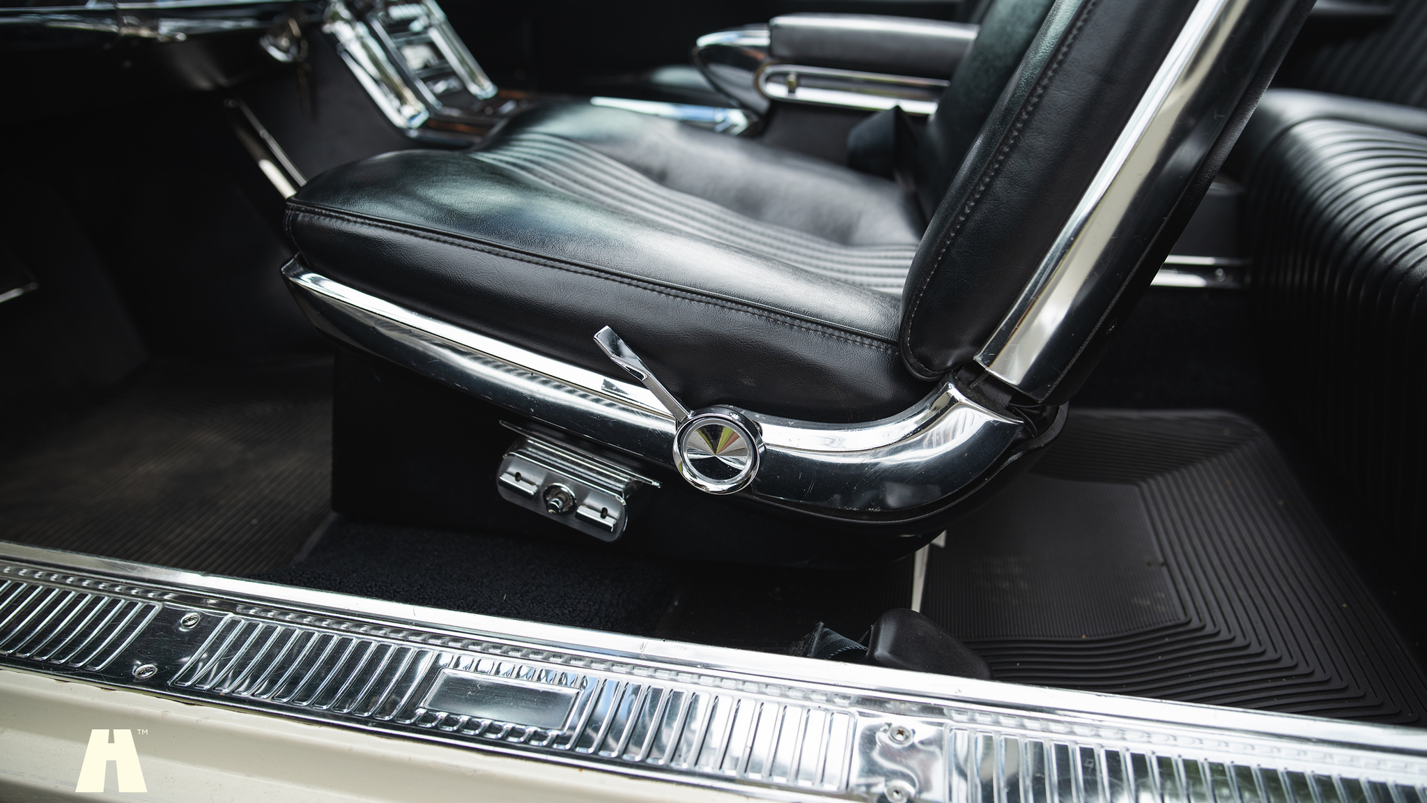 Interior image of 1965 Ford Thunderbird (26)