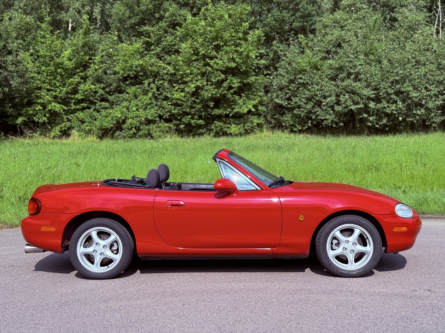 Exteriörbild på 1999 Mazda MX-5