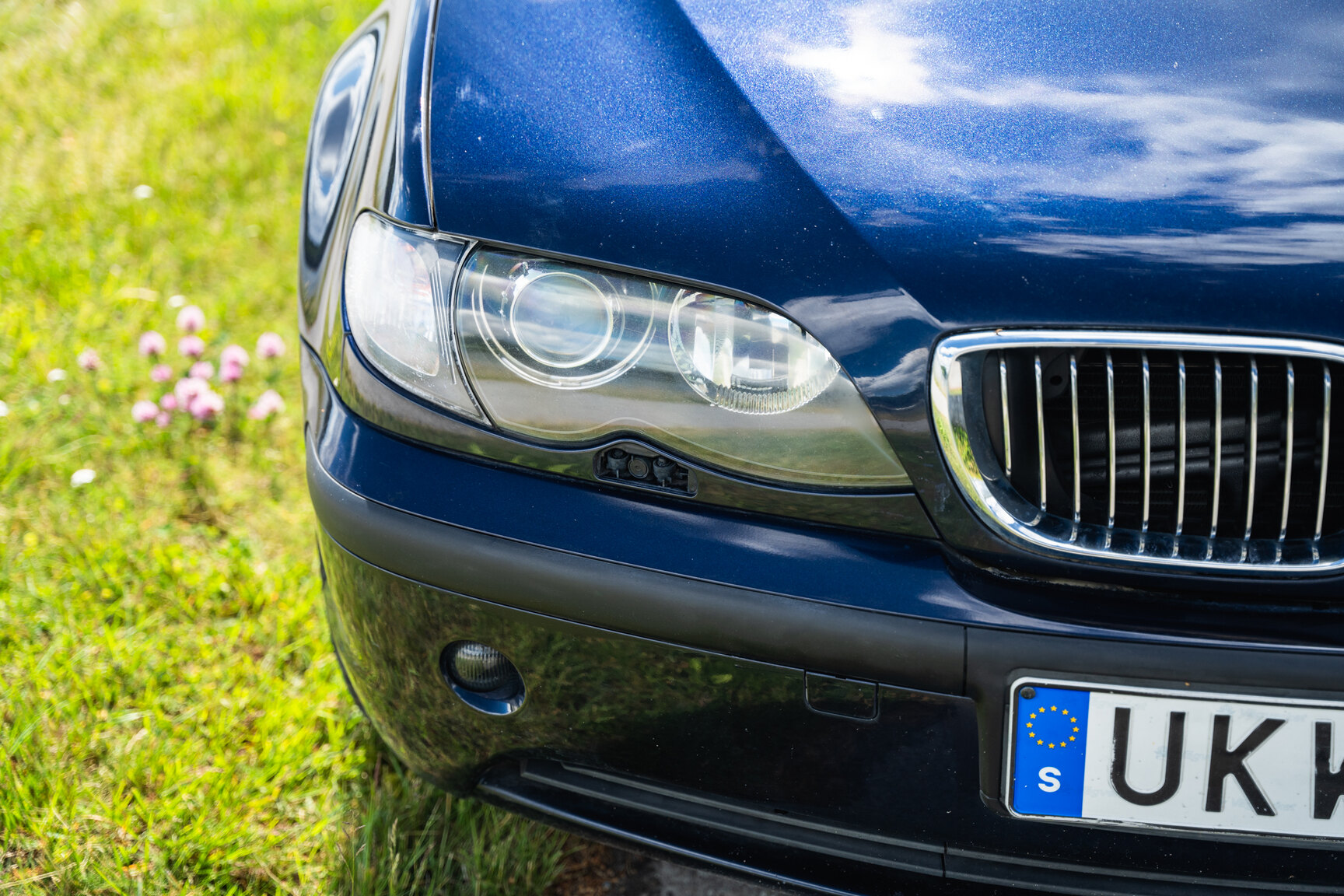 Exterior image of 2003 BMW 320i Touring