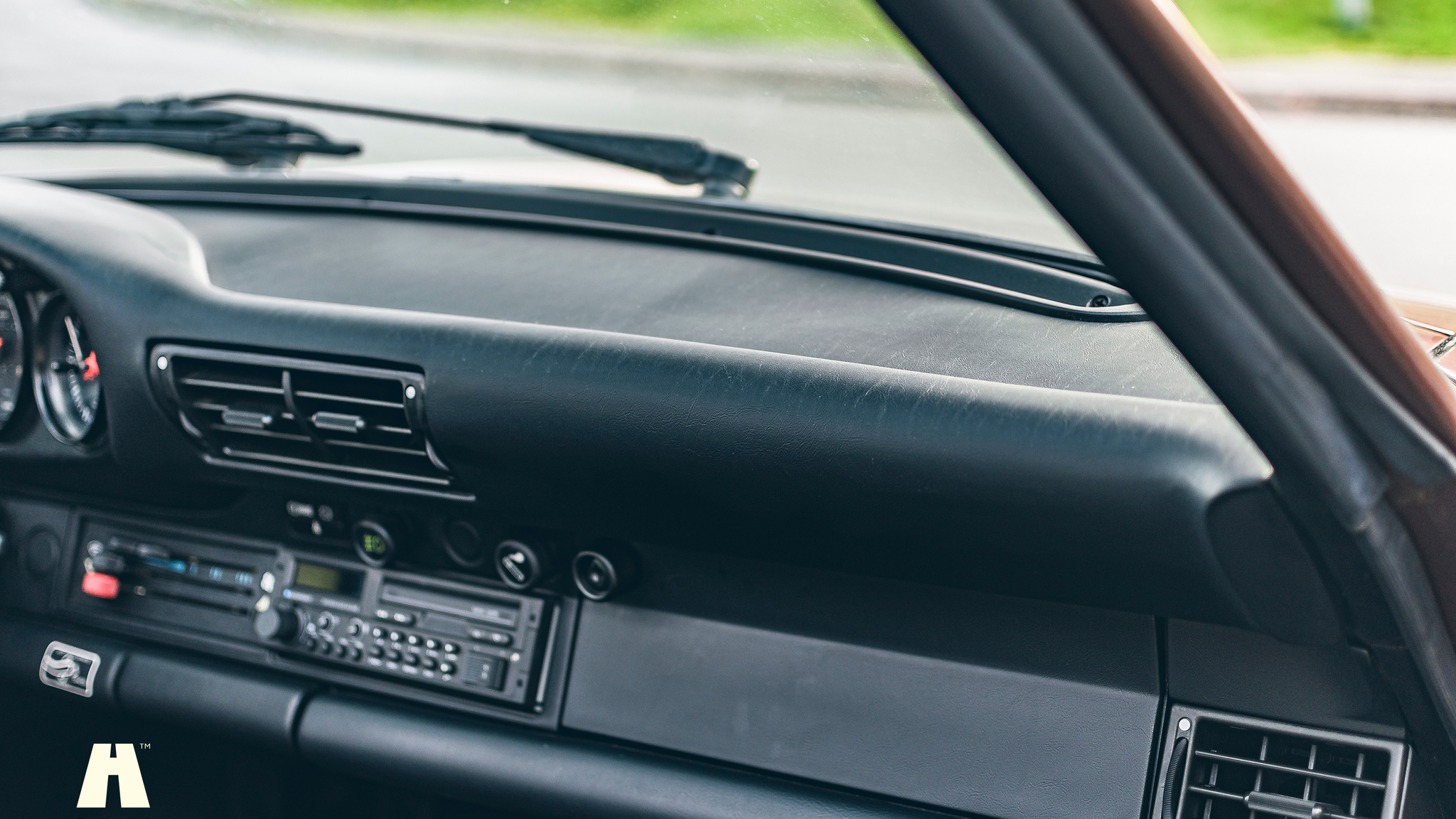Interior image of 1989 Porsche 911 Carrera 3.2 Targa (34)