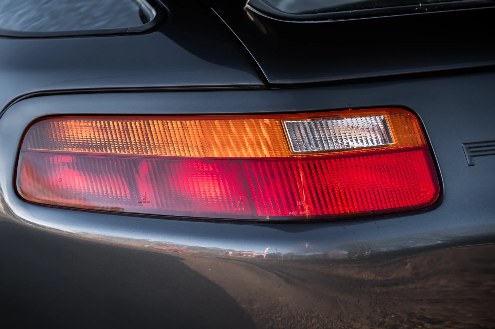 Exteriörbild på 1988 Porsche 928 S4 (28)