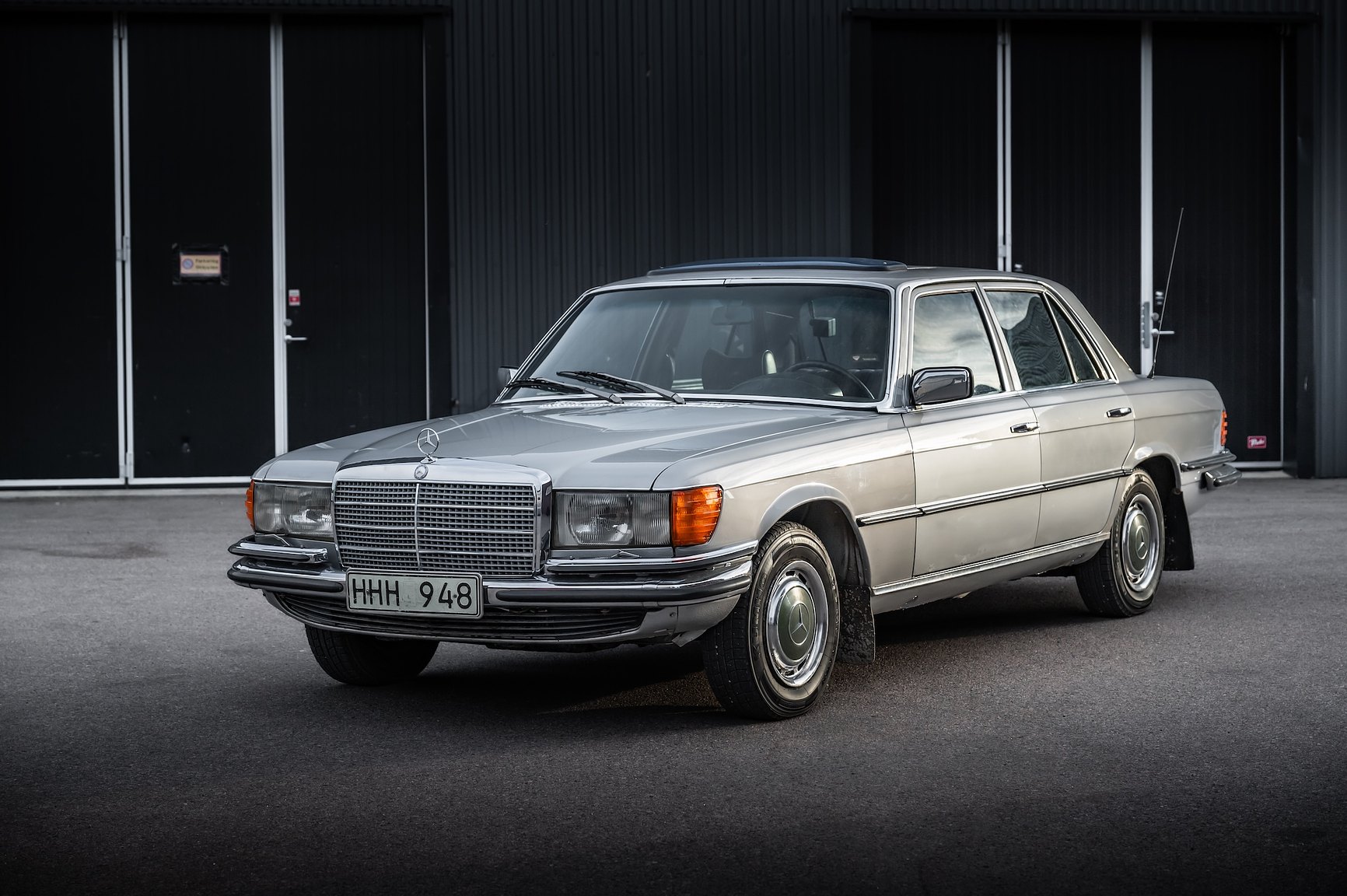 Exteriörbild på 1975 Mercedes-Benz 280 SE 