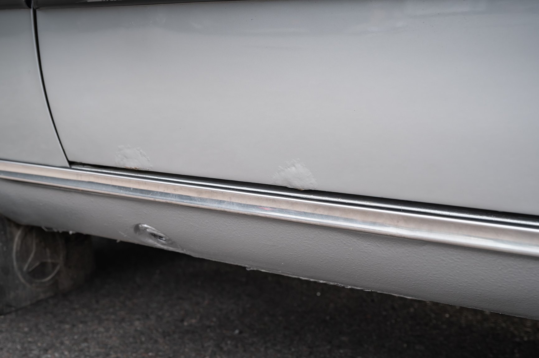 Exterior image of 1975 Mercedes-Benz 280 SE 