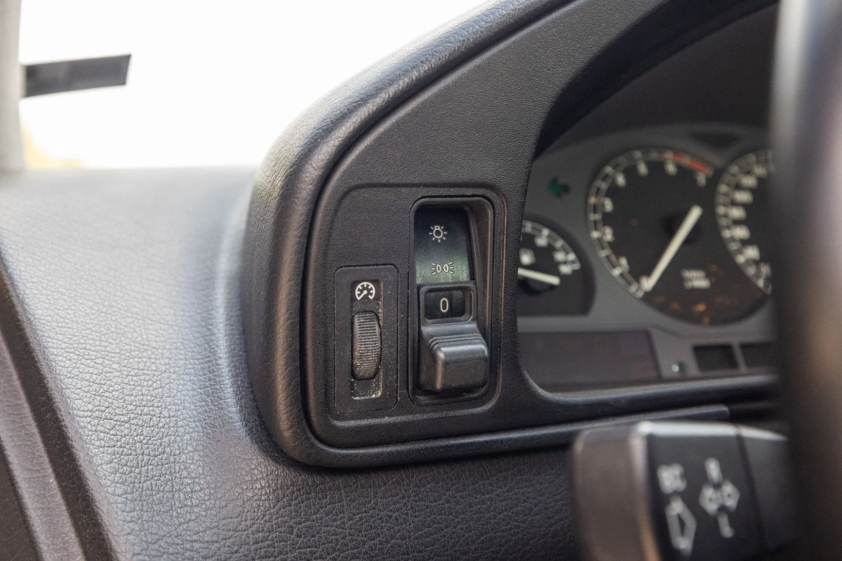 Interior image of 1991 BMW 850i (14)