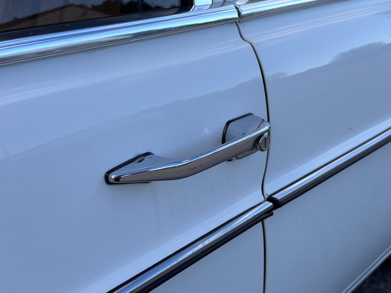 Exteriörbild på 1975 Mercedes Benz 200