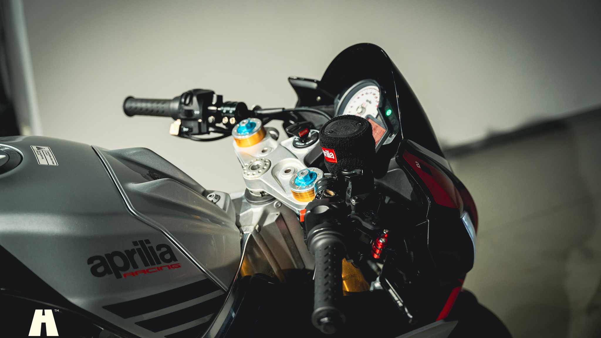 Exterior image of 2016 Aprilia Tuono V4 Factory