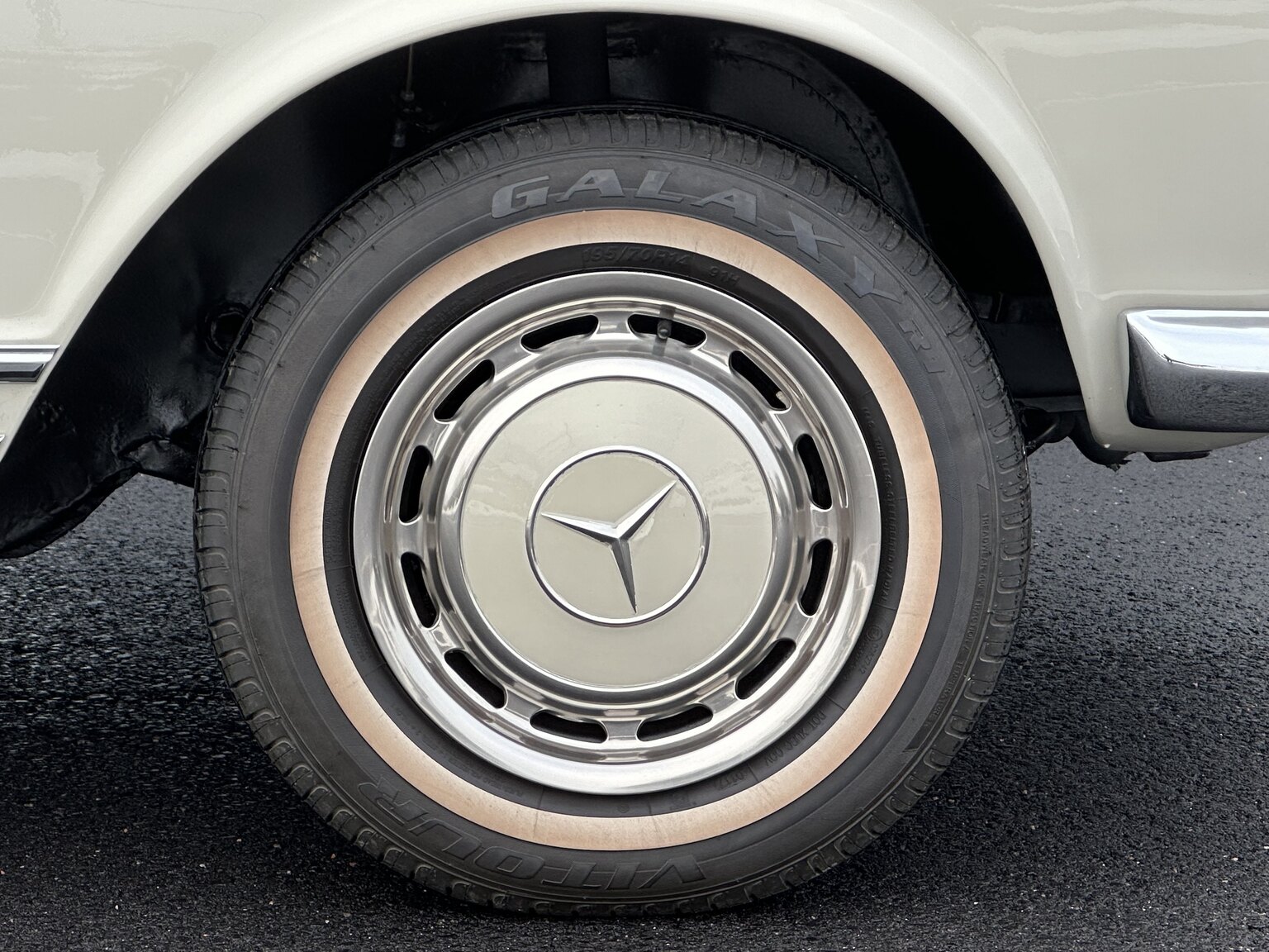 Exterior image of 1968 Mercedes Benz SL 280 Pagoda