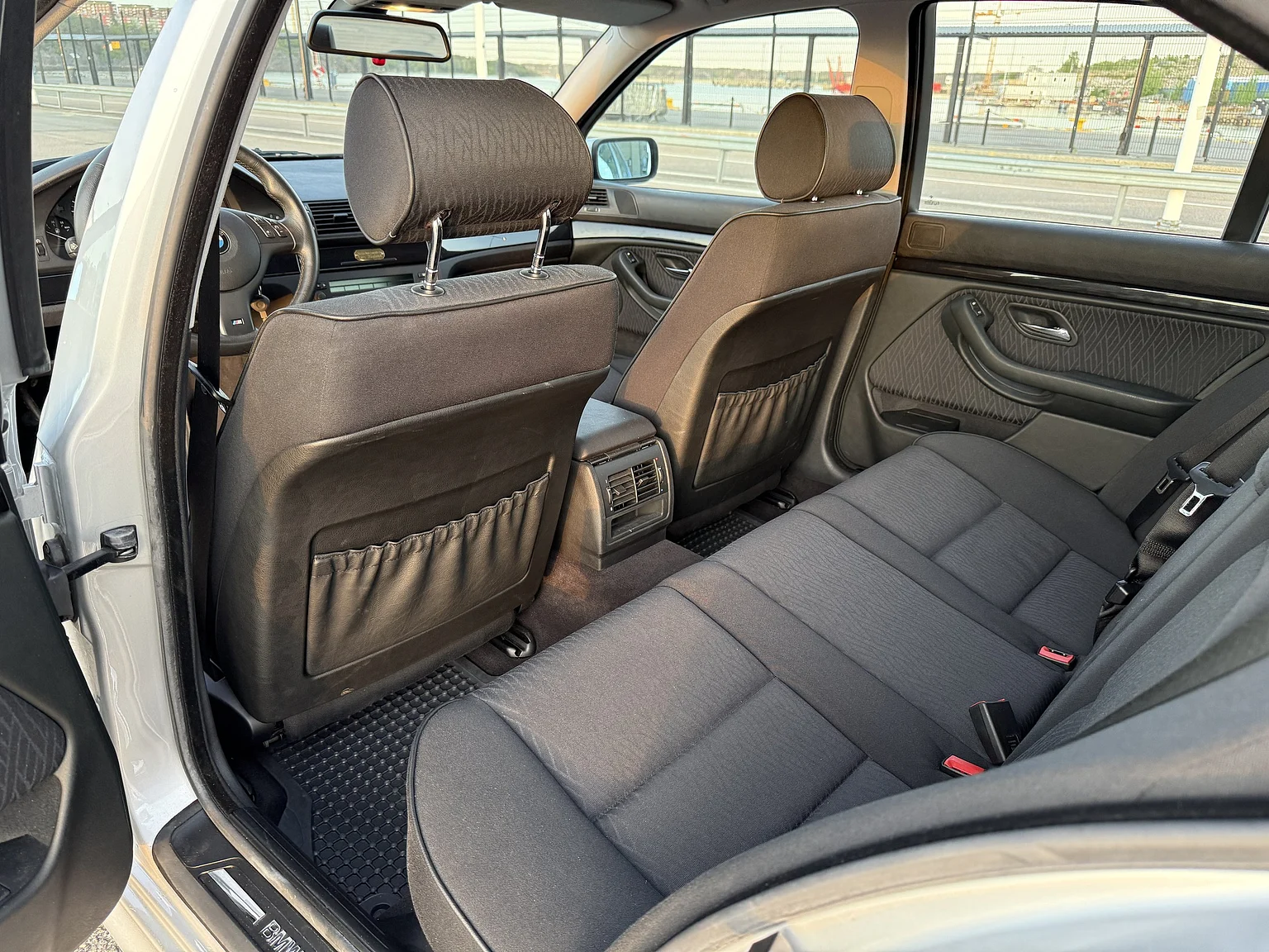 Innenraumfoto von 2002 BMW 520i (32)