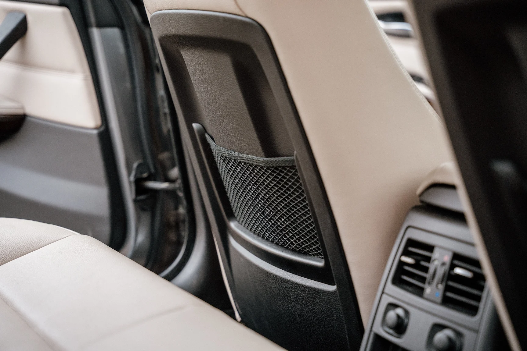 Interior image of 2010 BMW 325i Sedan (32)