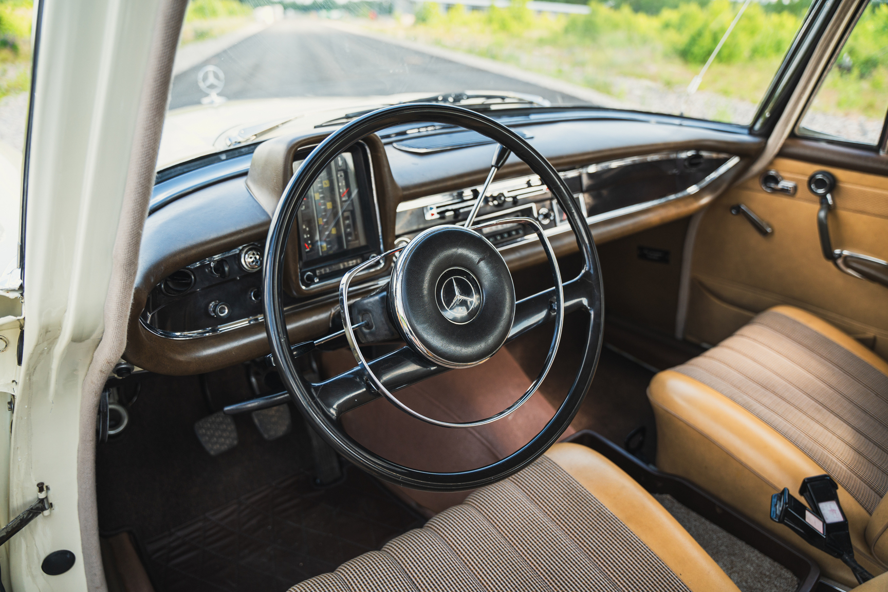 Innenraumfoto von 1966 Mercedes-Benz 200 D "Heckflosse"