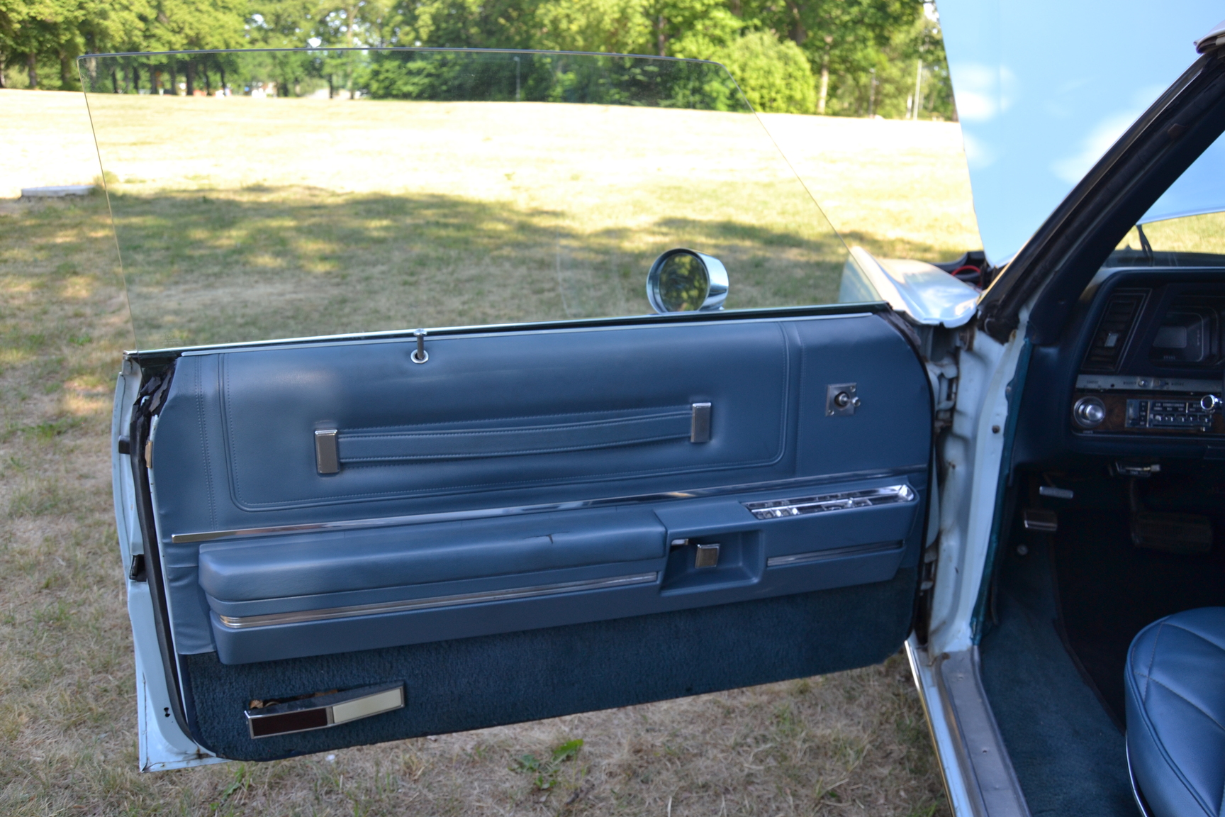 Interior image of 1970 Oldsmobile Ninety eight Convertible (43)