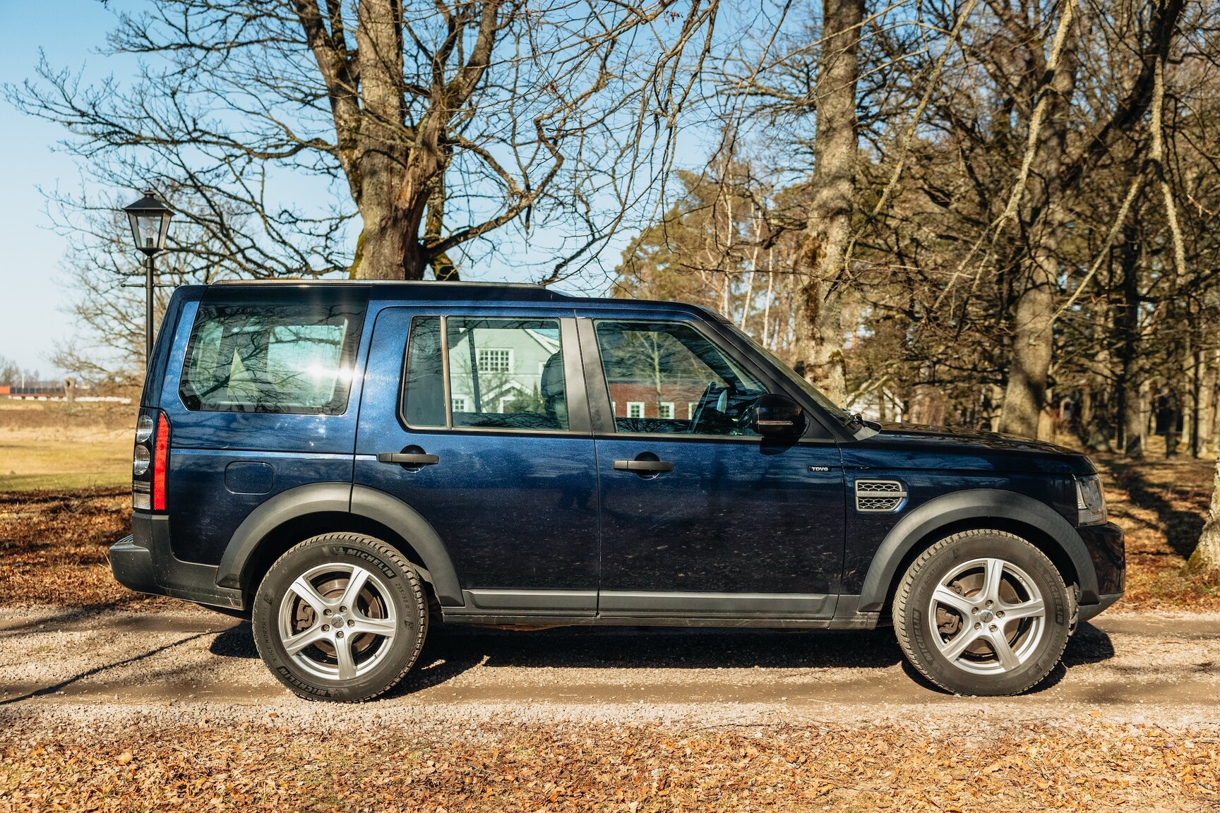 Exterior image of 2015 Land Rover Discovery 3.0 TDV6