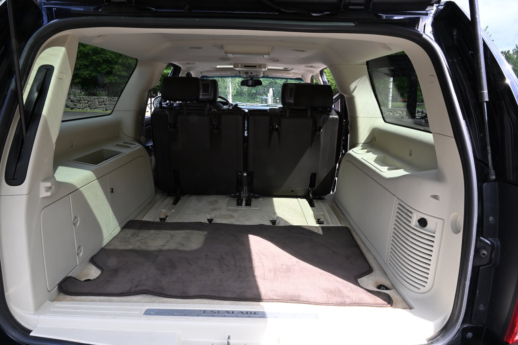 Interior image of 2010 Cadillac Escalade ESV 6.2 Flexfuel
