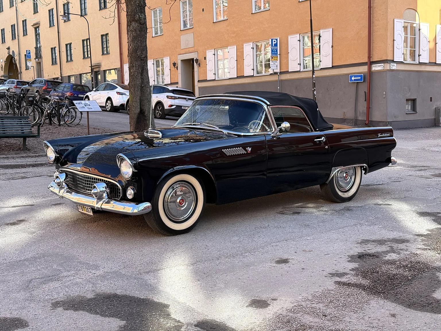 Exteriörbild på 1955 Ford Thunderbird (13)