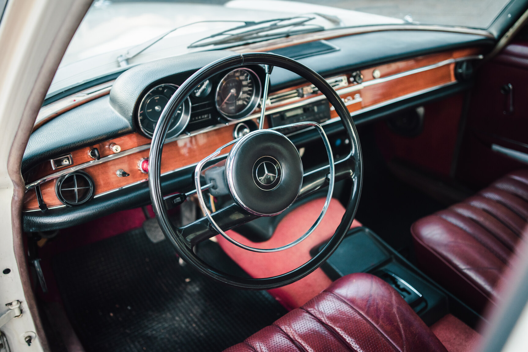 Interior image of 1967 Mercedes-Benz 250 S