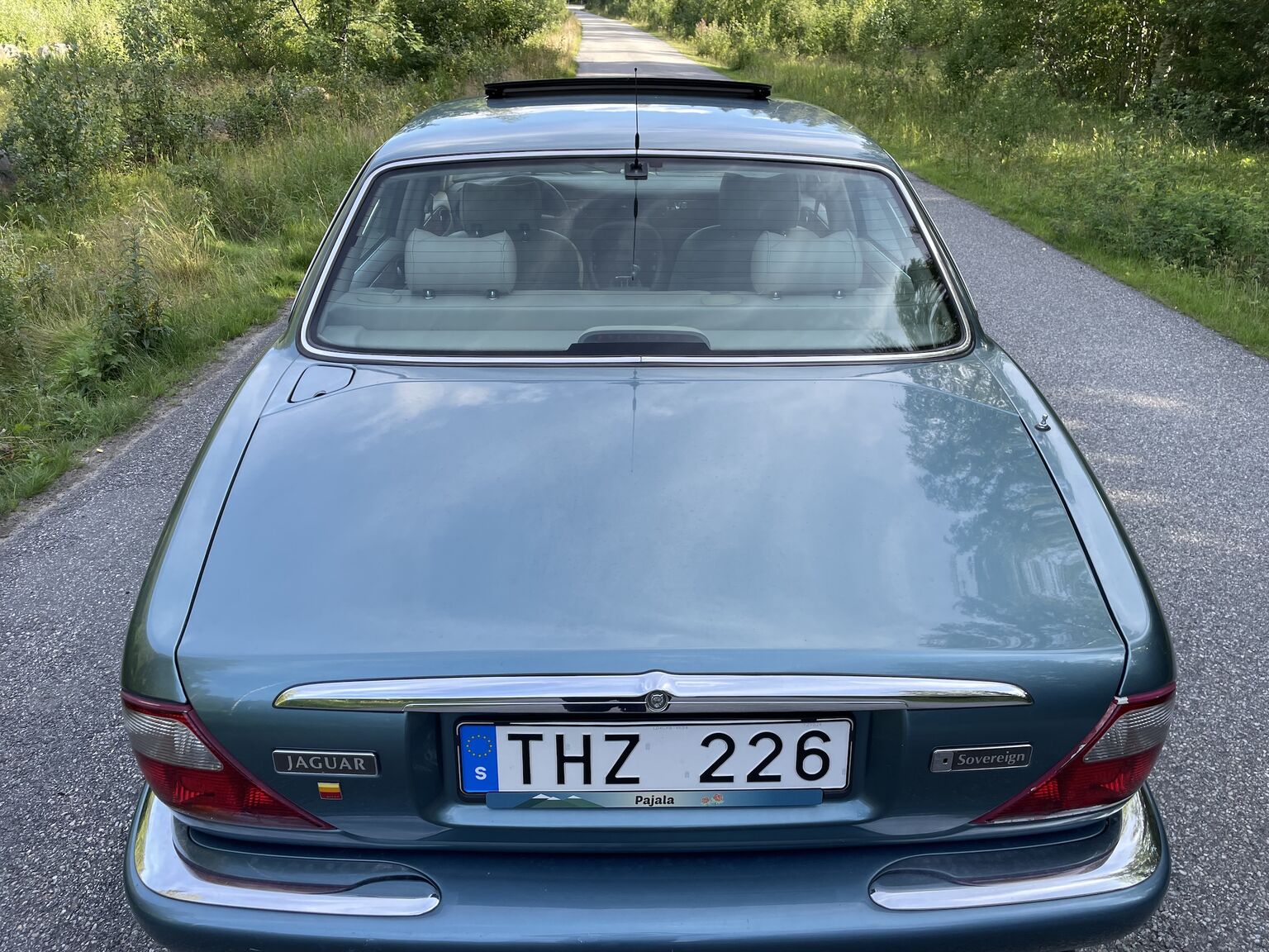 Exterior image of 1998 Jaguar XJ8 Sovereign (44)