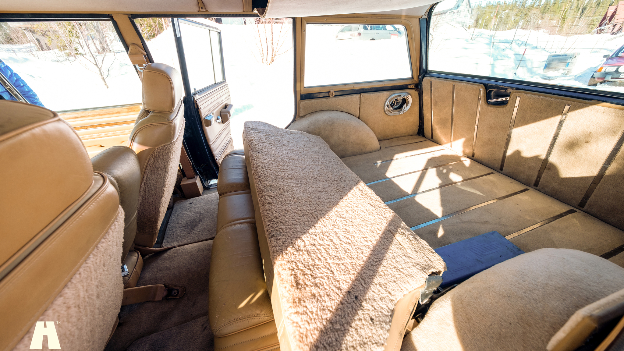 Interior image of 1988 Jeep Grand Wagoneer 5.9