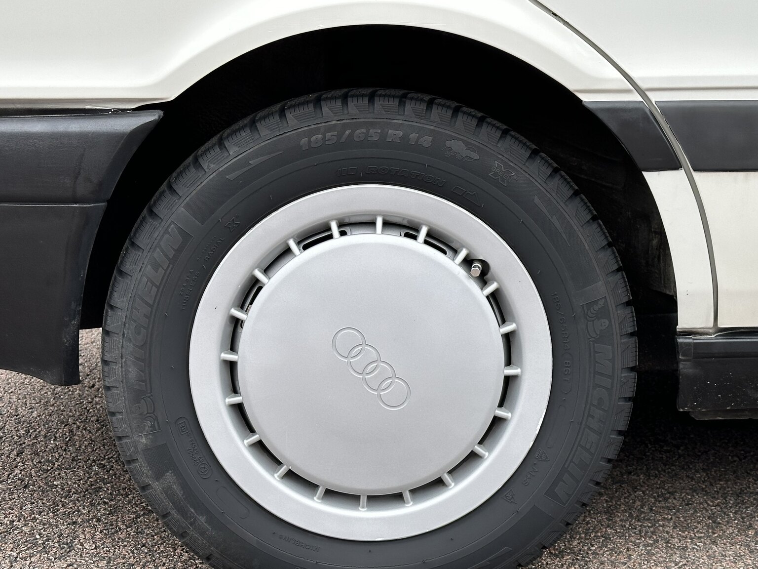 Exteriörbild på 1988 Audi 80 (57)