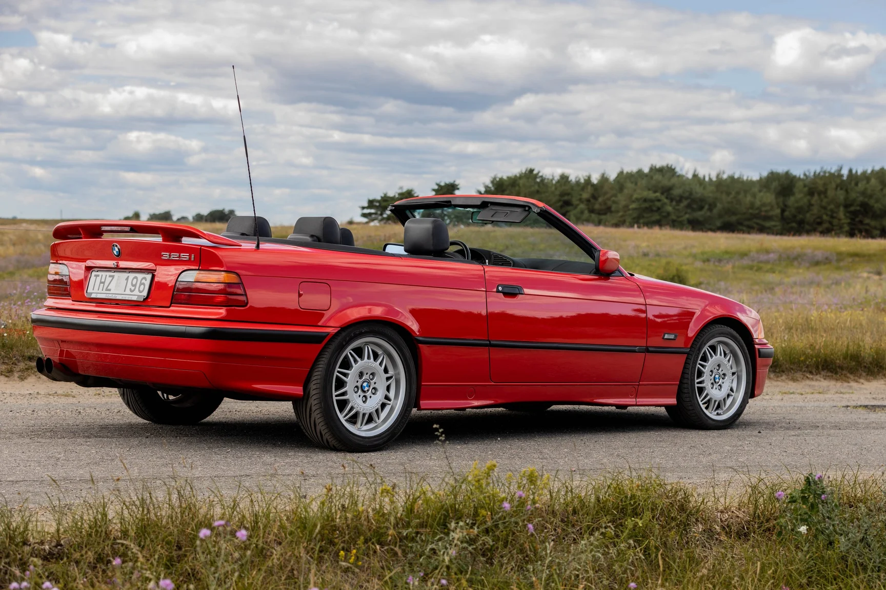 Exterior image of 1994 BMW 325i Convertible (3)