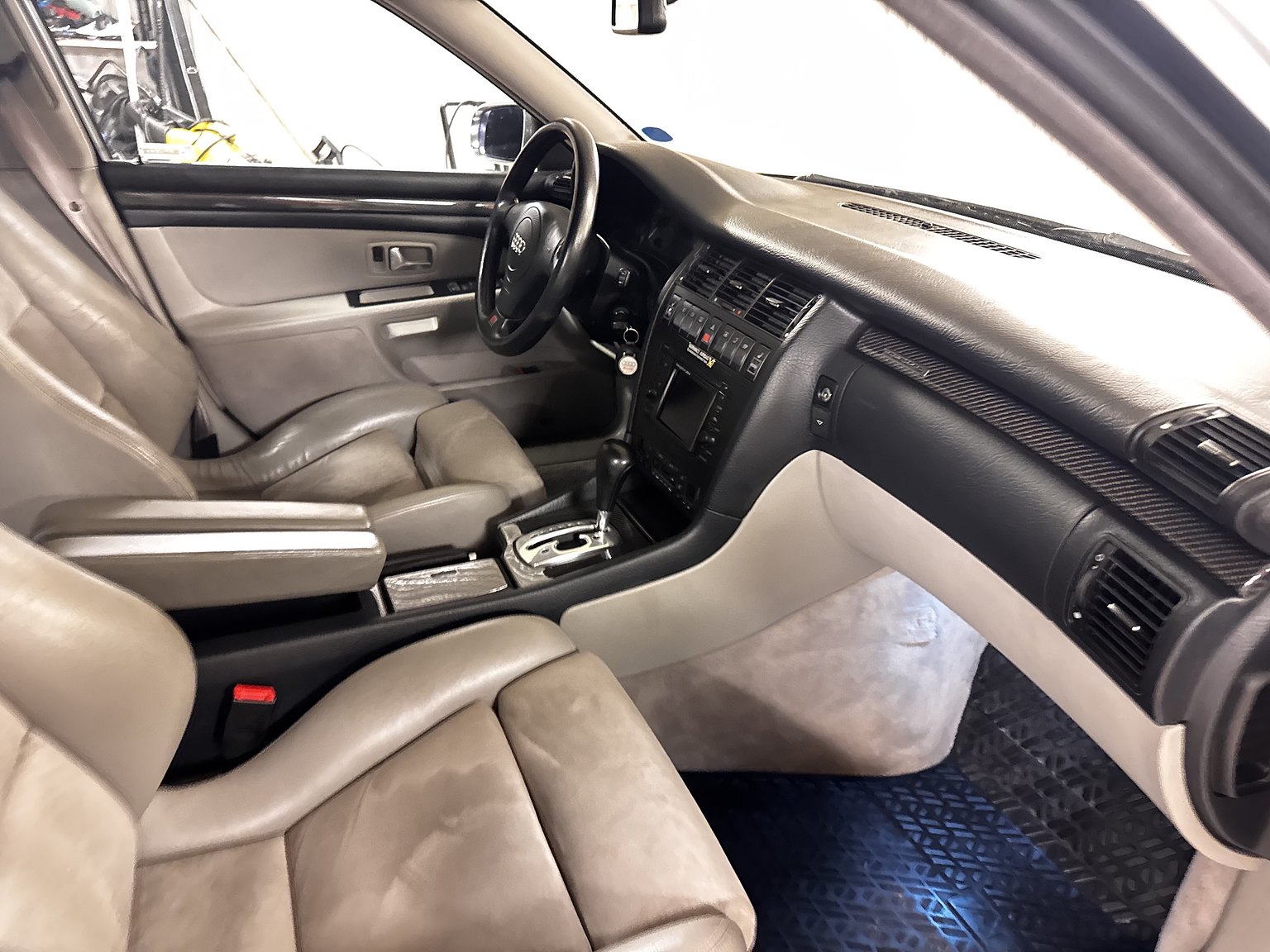 Interiörbild 1999 Audi S8 4.2 Quattro