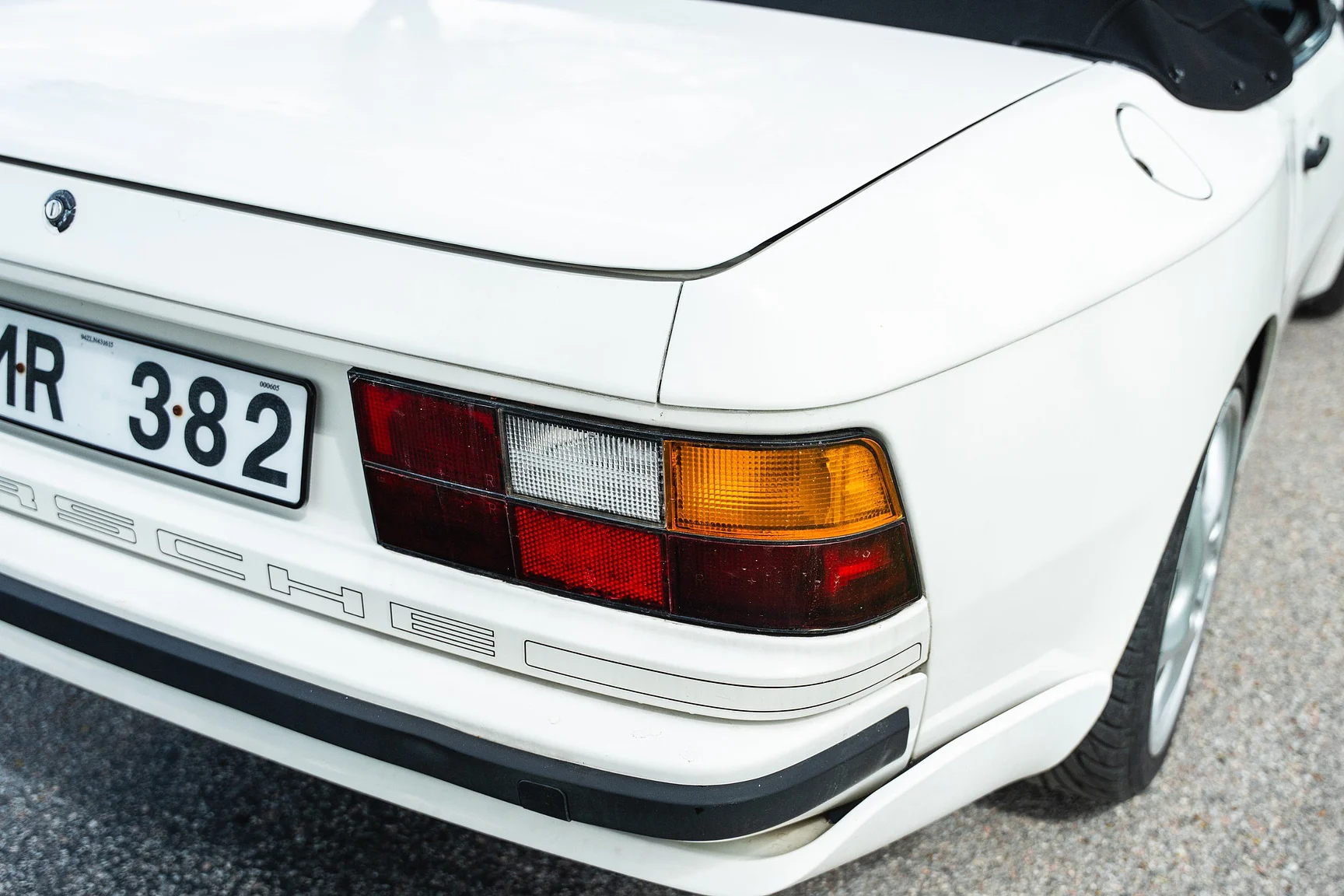 Exterior image of 1990 Porsche 944 S2 Cabriolet  (40)