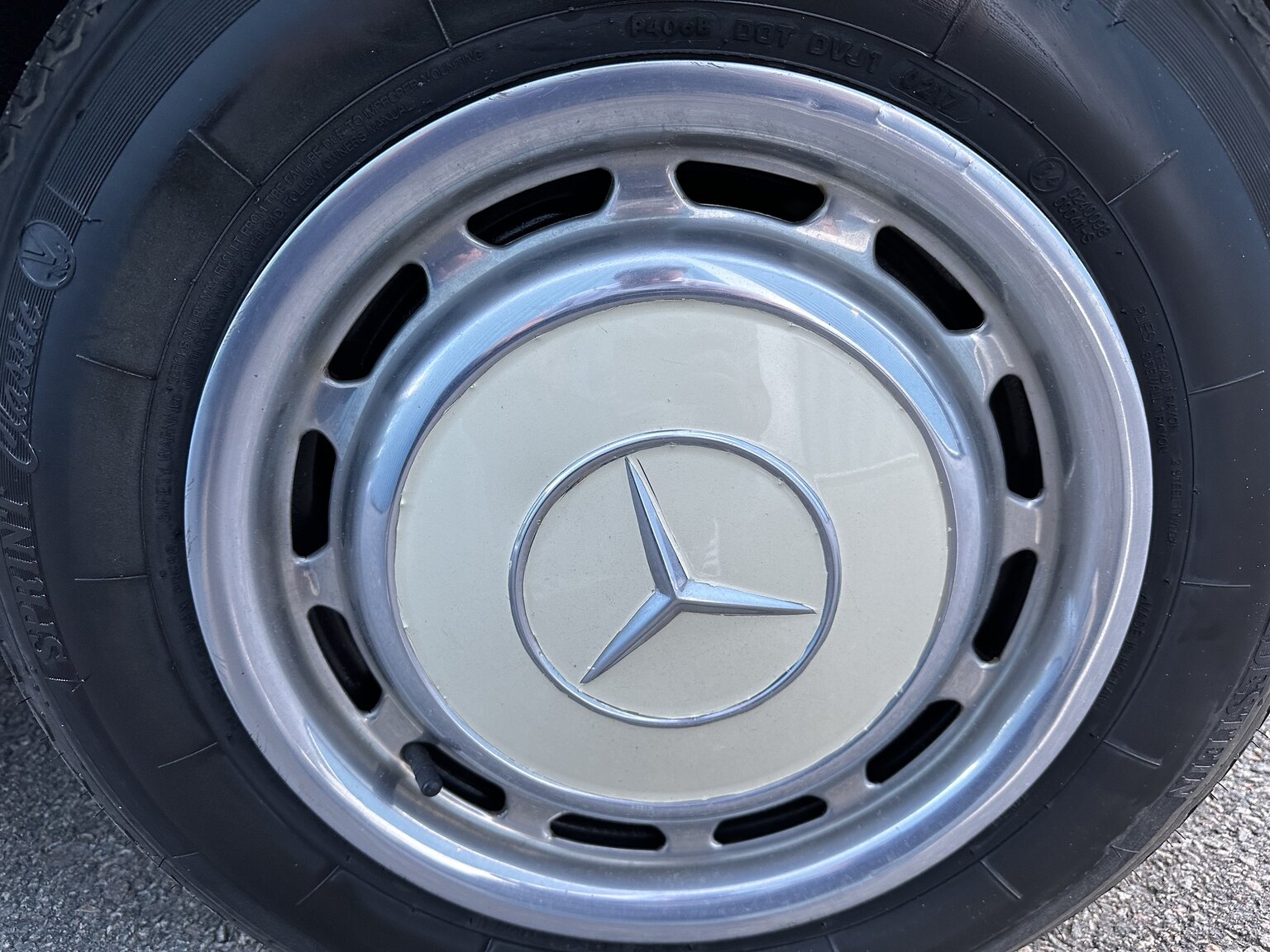 Exteriörbild på 1974 Mercedes Benz 230.6