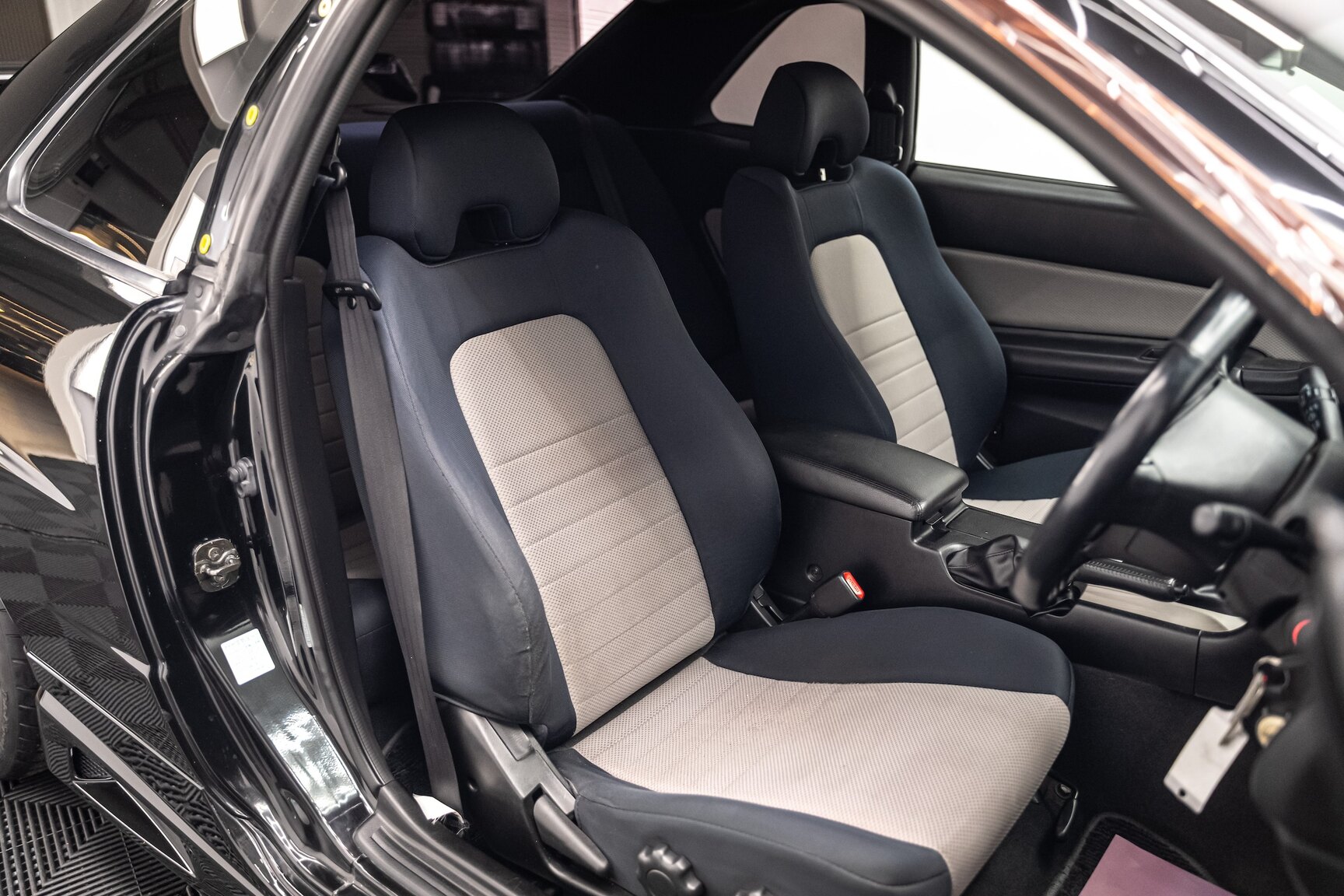 Interior image of 2000 Nissan Skyline R34 GT-T Coupé