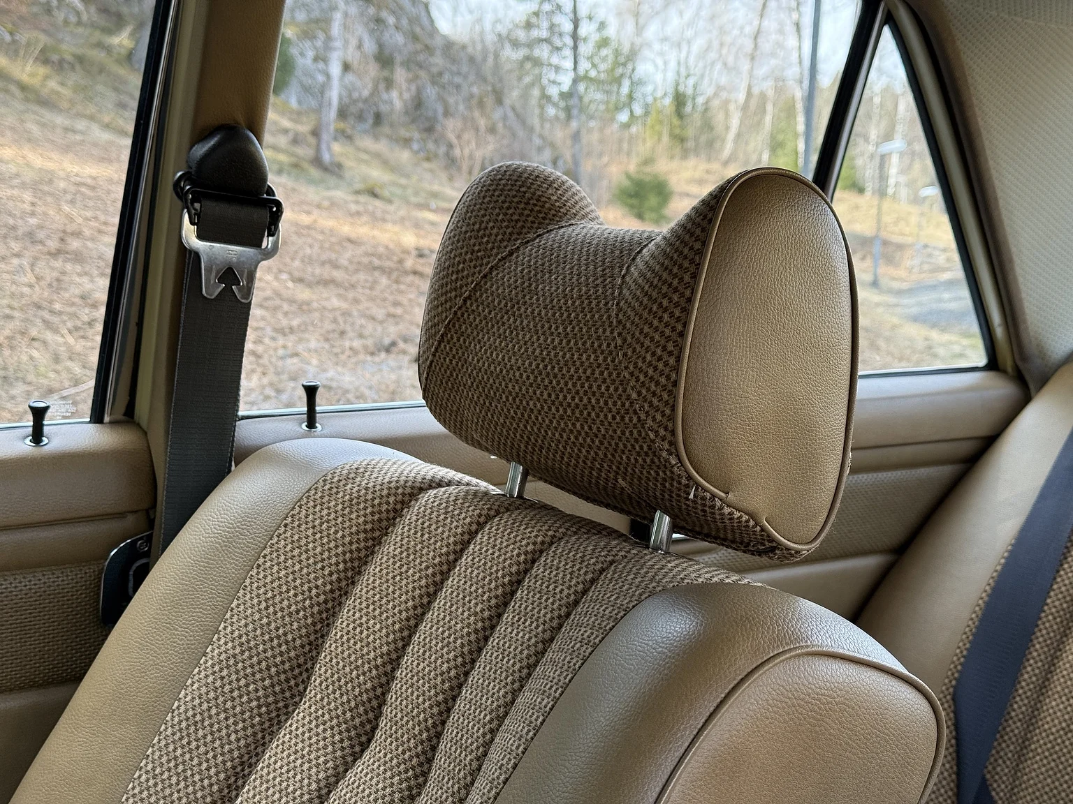 Innenraumfoto von 1974 Mercedes-Benz 230 Automatic (25)