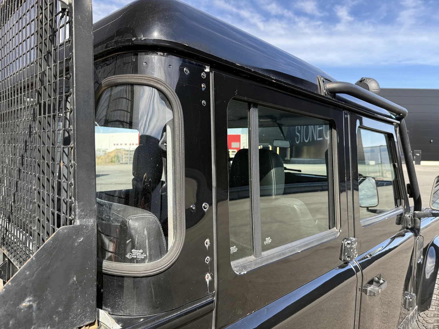 Exteriörbild på 2000 Land Rover Defender 110 Tomb Raider (46)