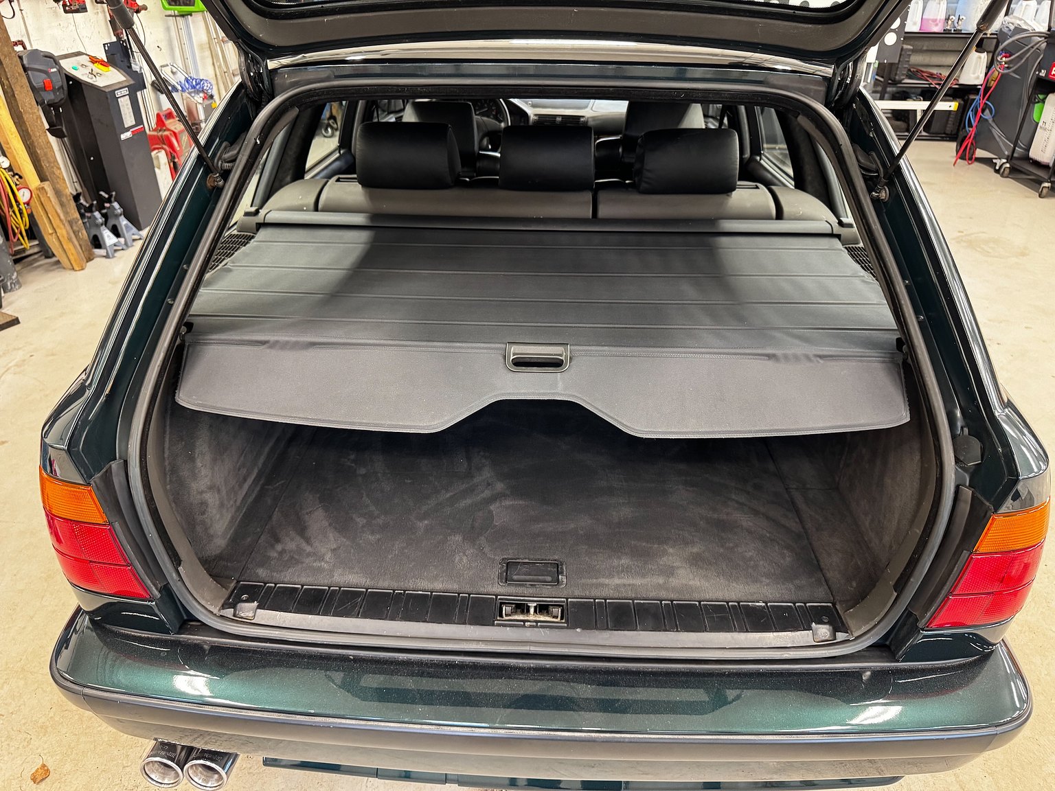 Interior image of 1995 BMW 540i Touring - NO RESERVE (40)