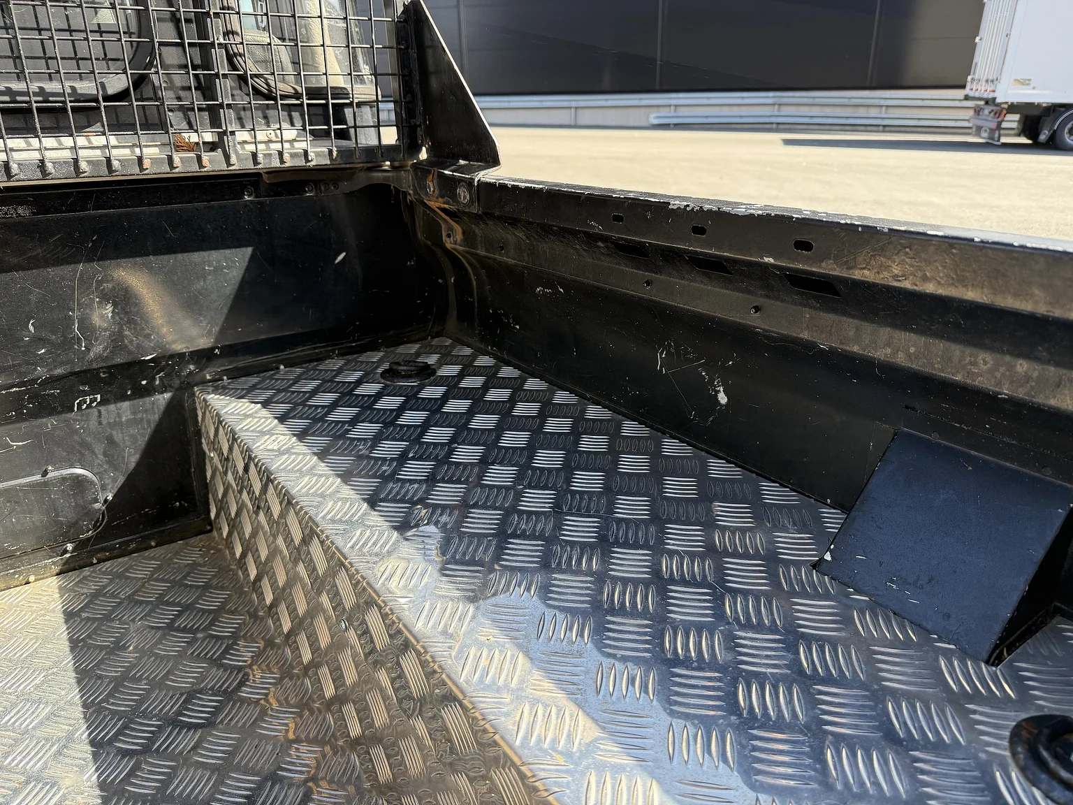 Exteriörbild på 2000 Land Rover Defender 110 Tomb Raider (37)