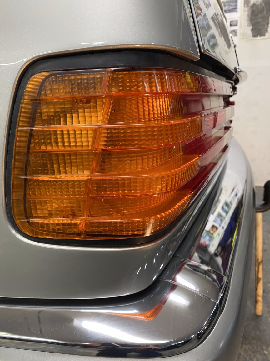 Exterior image of 1988 Mercedes-Benz 300 SE