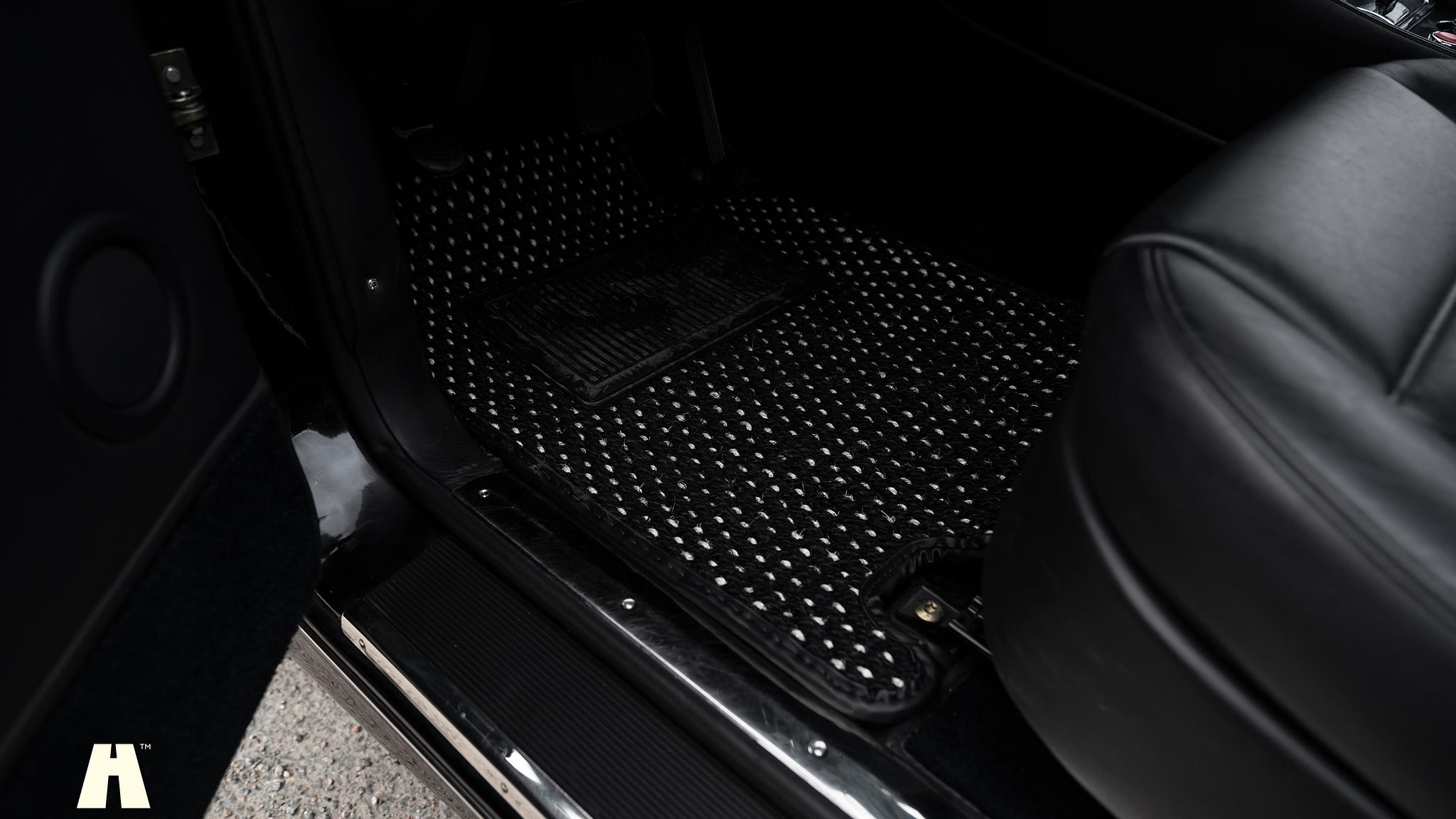 Interior image of 1997 Bentley Continental T (55)