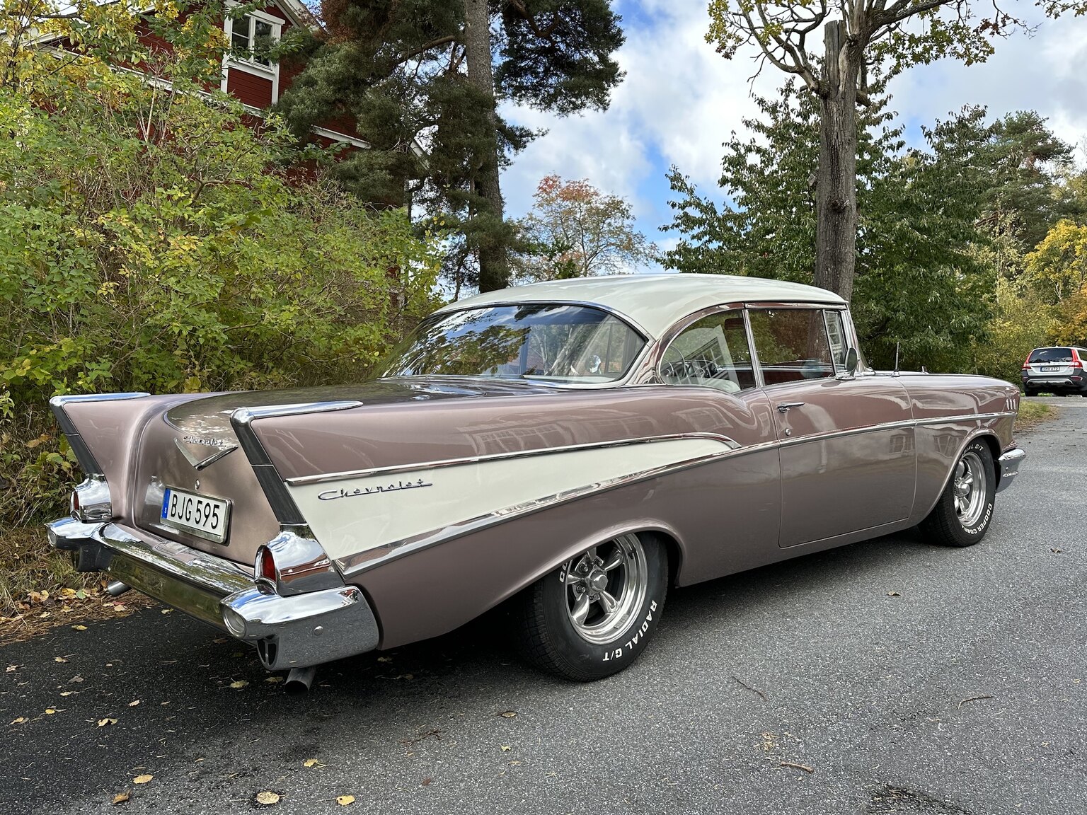 Exteriörbild på 1957 Chevrolet Two-Ten Restomod (6)