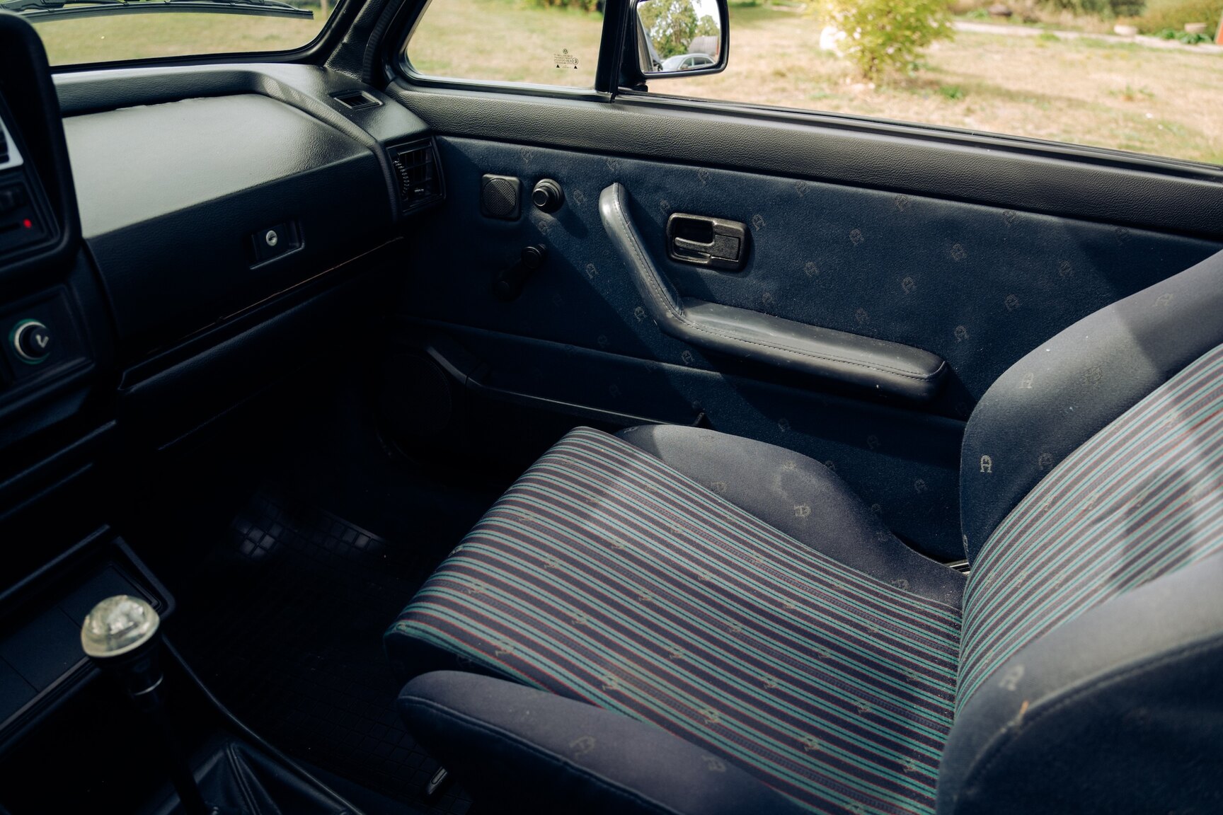 Interior image of 1991 VW Golf Cabriolet "Etienne Aigner Edition"