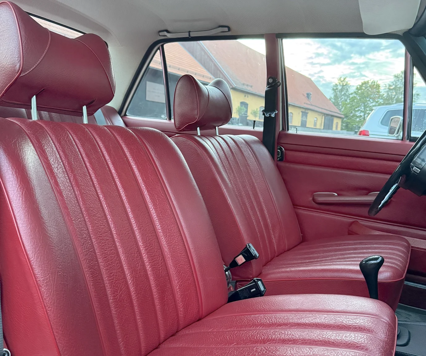 Interior image of 1972 Mercedes-Benz 200 (52)