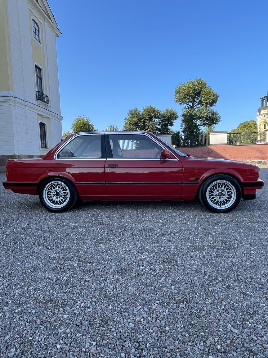 Exterior image of 1987 BMW 320i