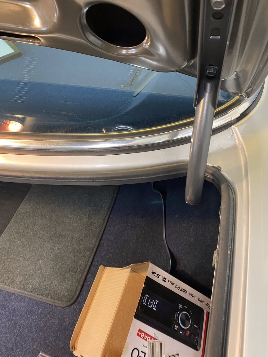 Interior image of 1988 Mercedes-Benz 300 SE