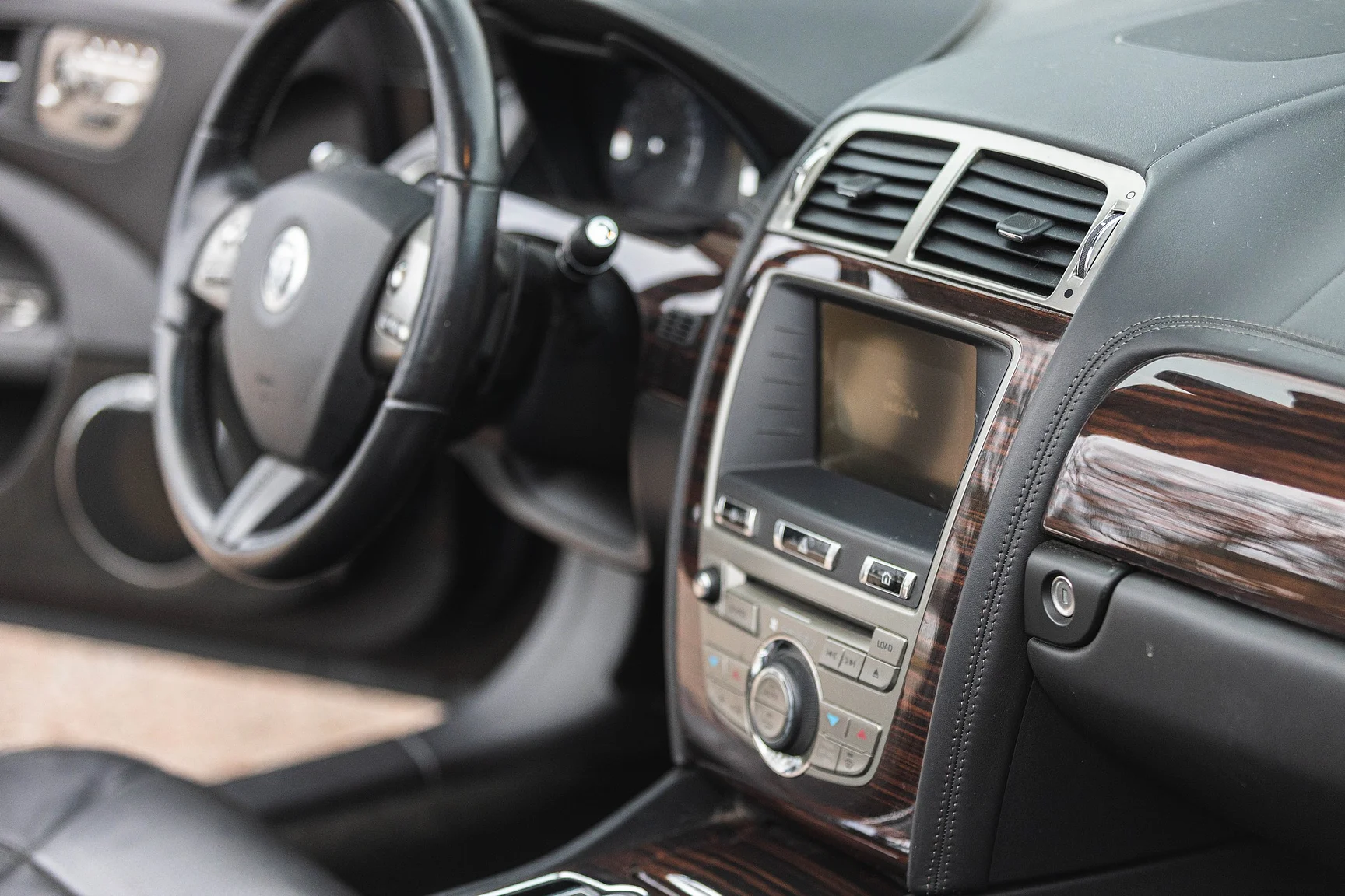 Innenraumfoto von 2011 Jaguar XK Cabriolet (7)