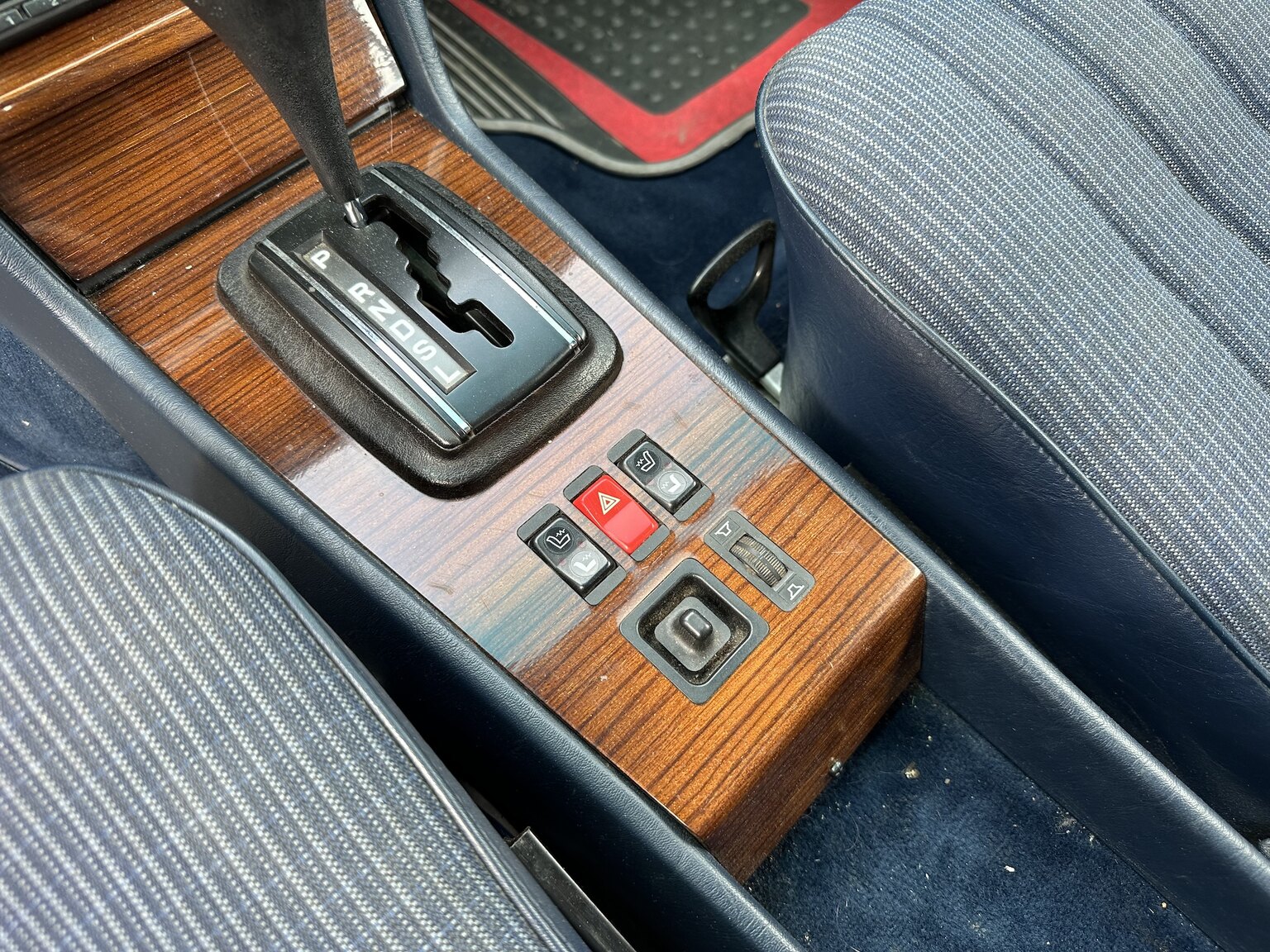 Innenraumfoto von 1984 Mercedes-Benz 230 CE