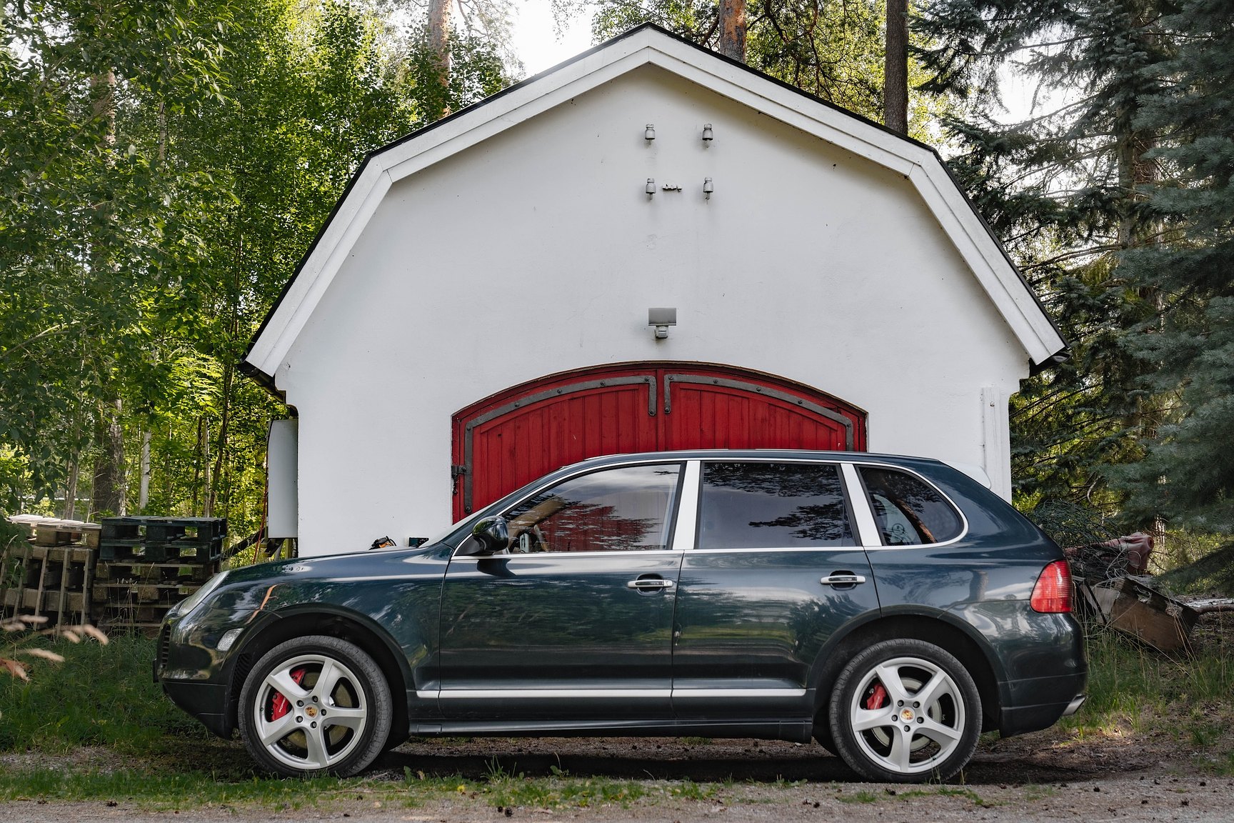 Exterior image of 2005 Porsche Cayenne Turbo WLS