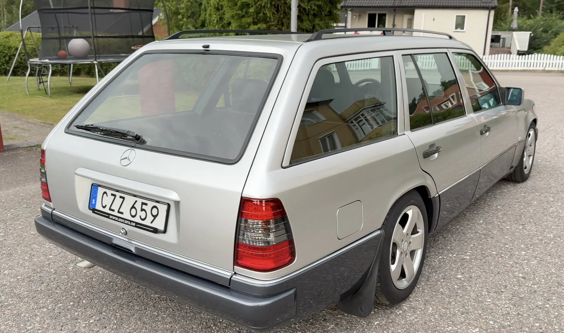 Exterior image of 1994 Mercedes-Benz E 320 T (2)