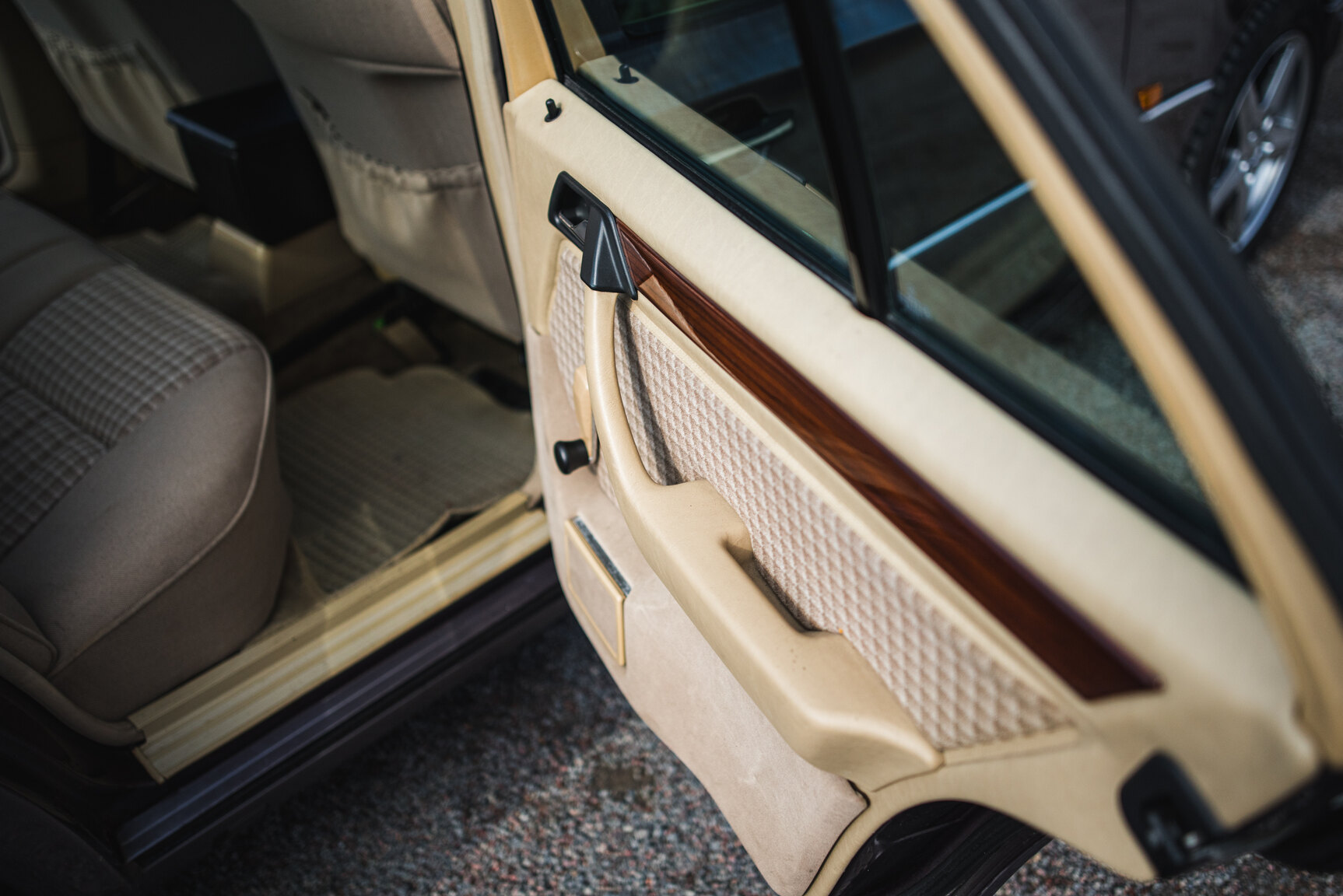 Interior image of 1993 Mercedes-Benz E 220