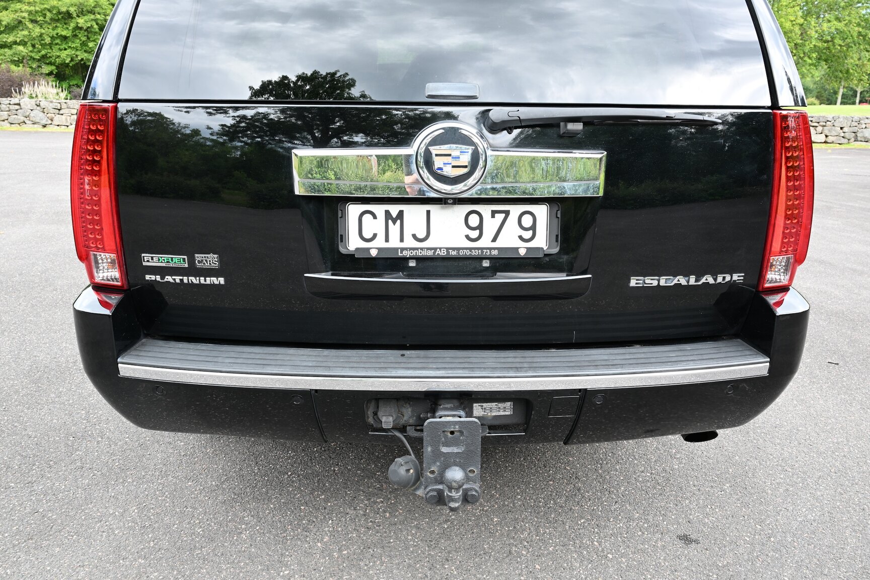 Exterior image of 2010 Cadillac Escalade ESV 6.2 Flexfuel