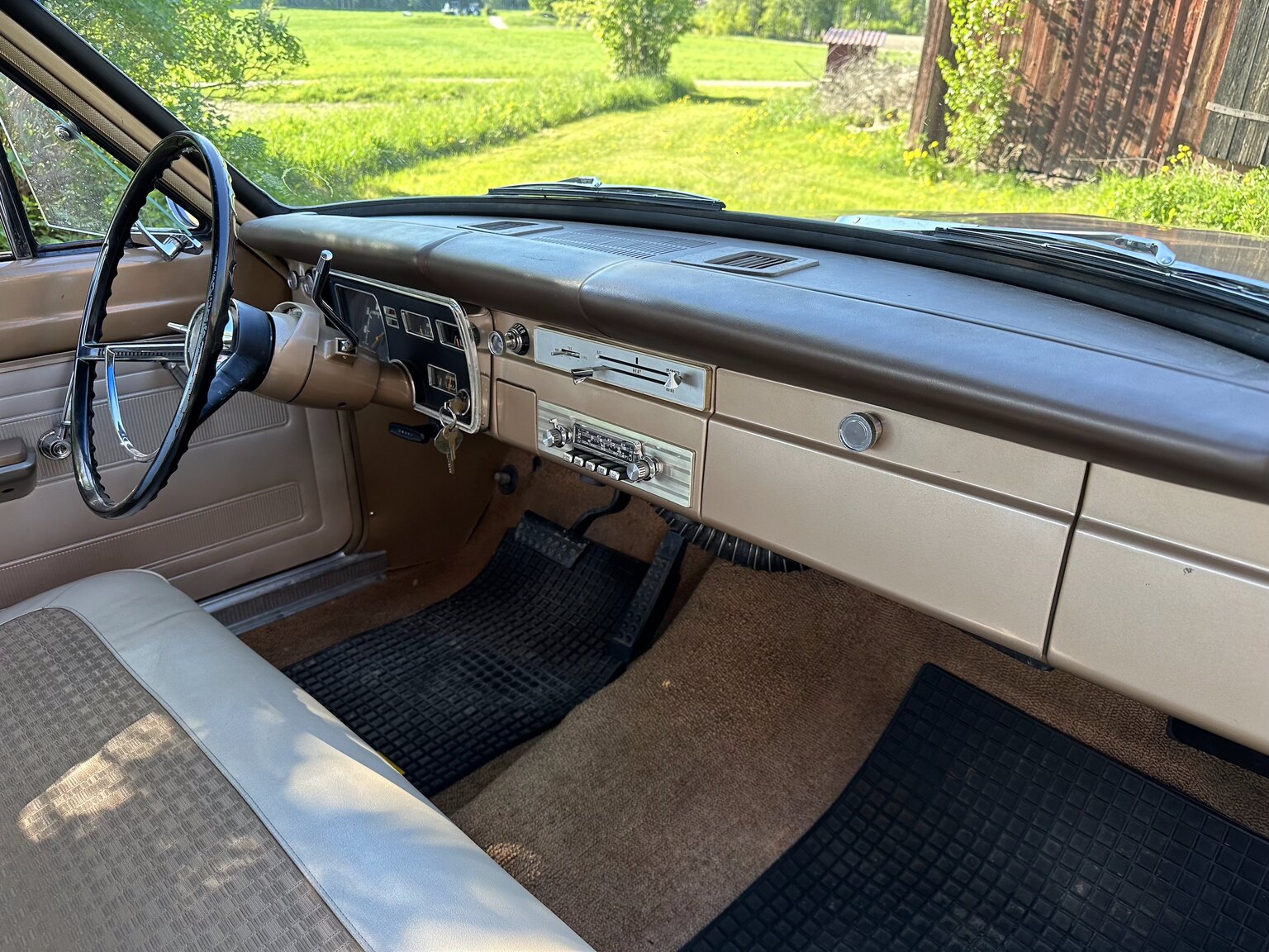 Innenraumfoto von 1966 Plymouth Valiant 100 2-door Sedan (35)