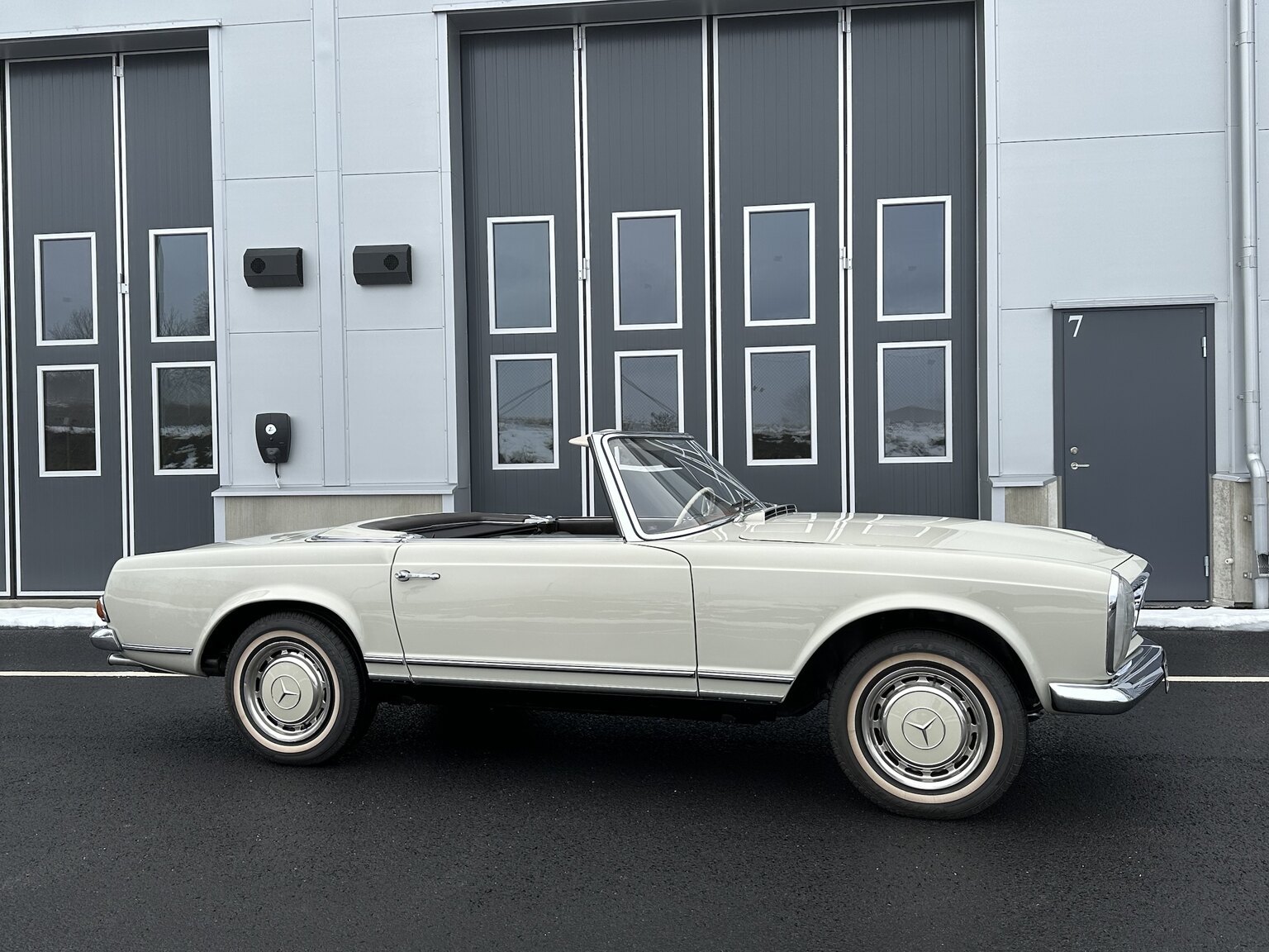 Exteriörbild på 1968 Mercedes Benz SL 280 Pagoda