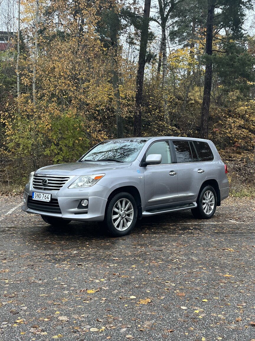 Exteriörbild på 2011 Lexus LX570