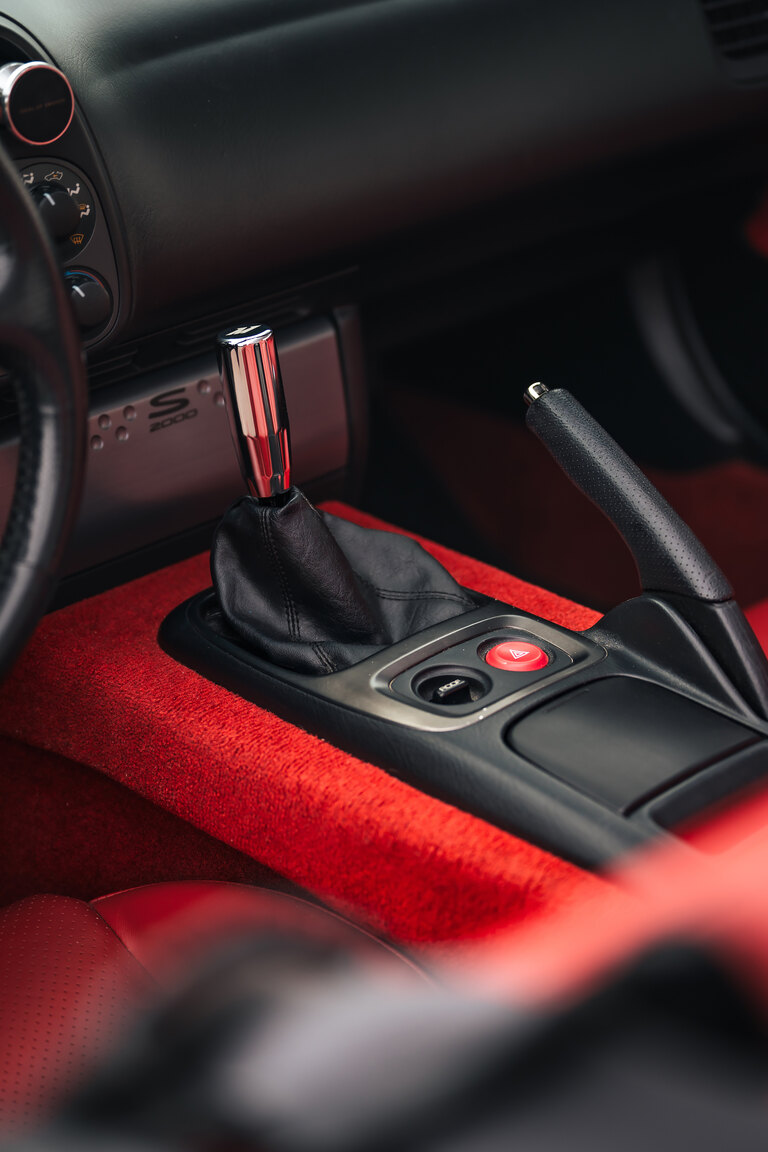 Interior image of 2000 Honda S2000 AP1